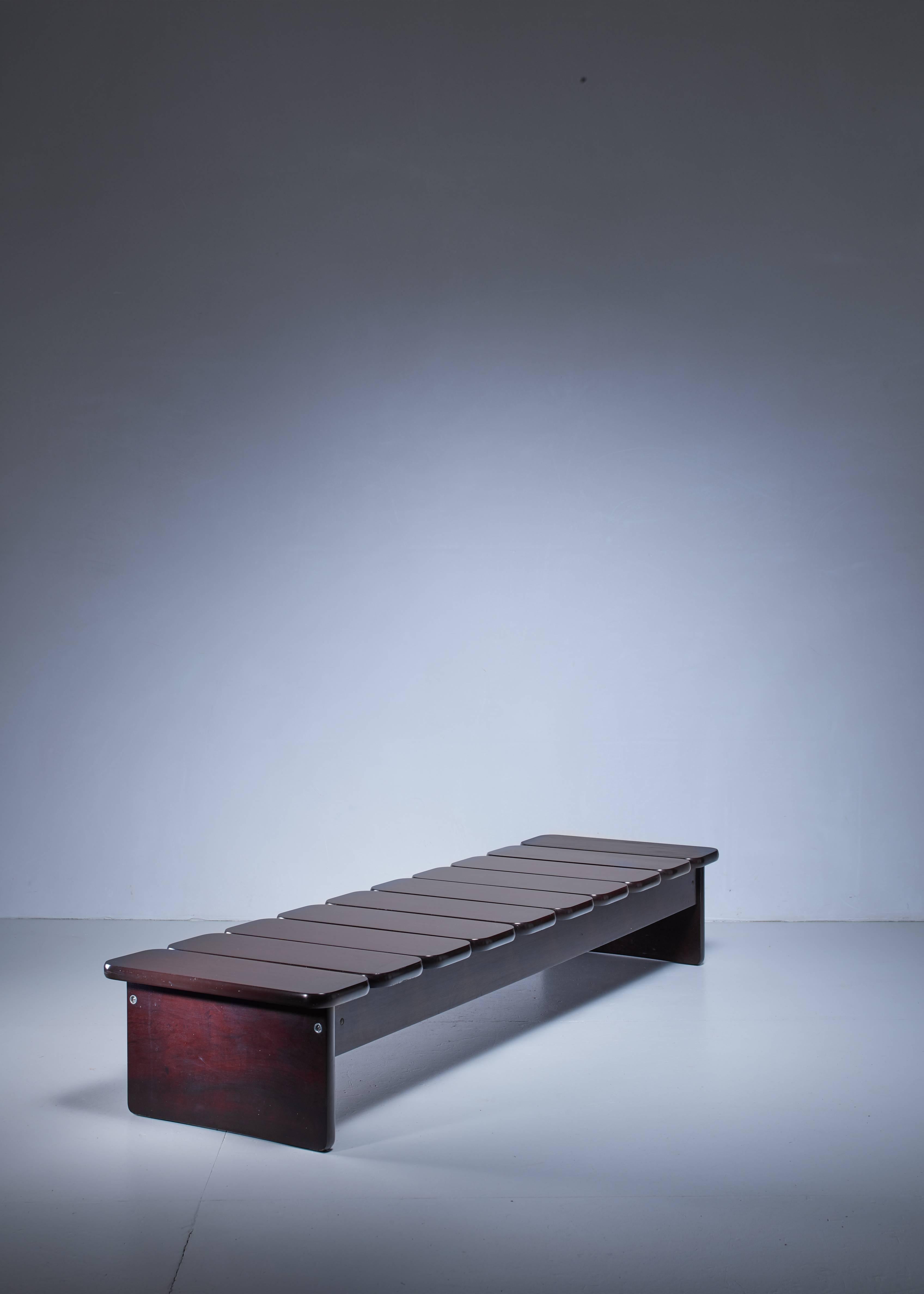 A wooden bench or daybed by Brazilian artist Geraldo de Barros for Hobjeto

Geraldo de Barros (1923-1998) was a Brazilian painter, photographer and designer.
He was also active as a furniture designer, from 1954 at Unilabor, the company he