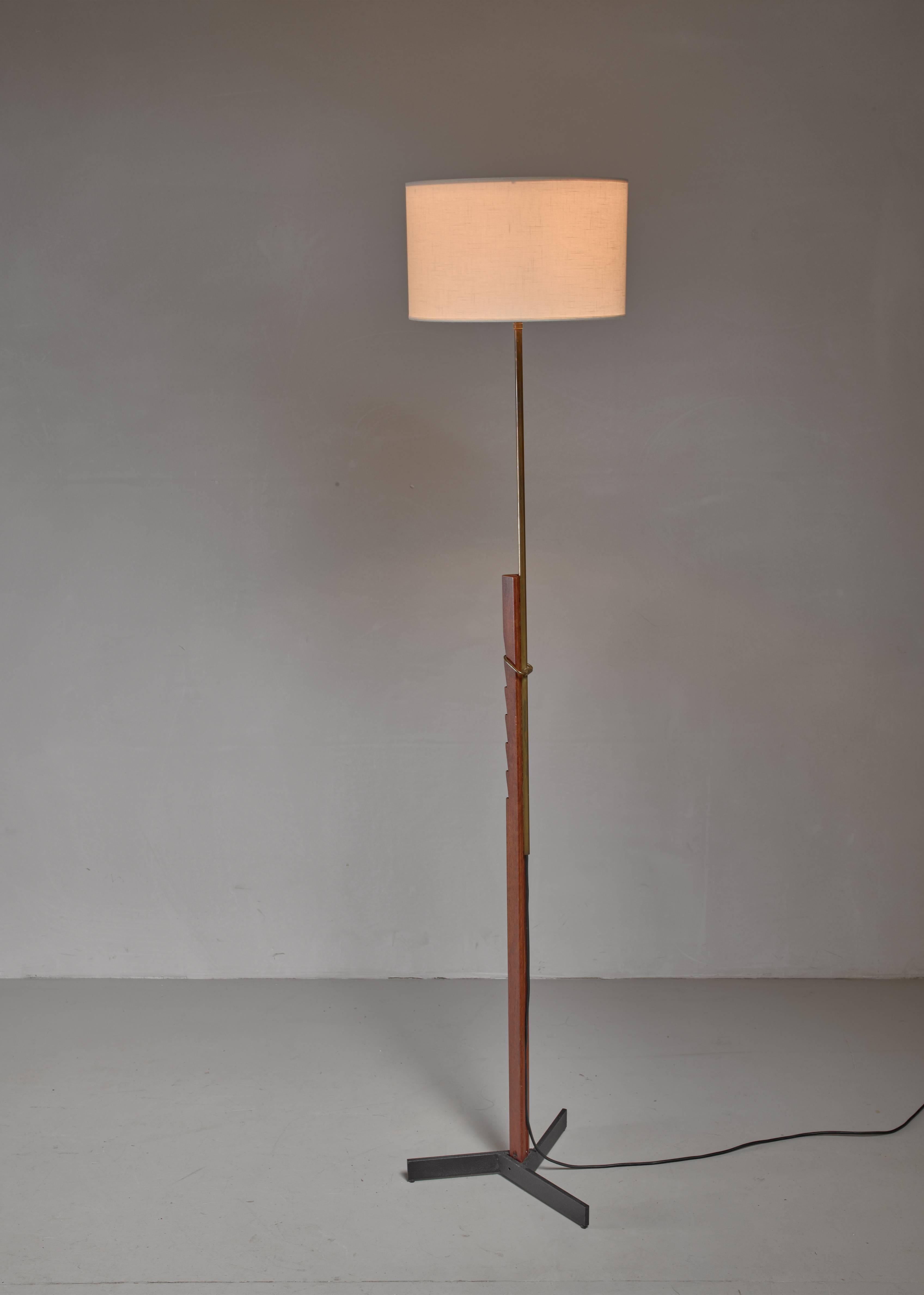 An adjustable floor lamp, designed by Svend Aage Holm Sørensen and produced by his company Holm Sørensen & Co.
The lamp is made of a teak stem on a metal foot. The brass stem can be placed in six different positions, simply by placing the brass