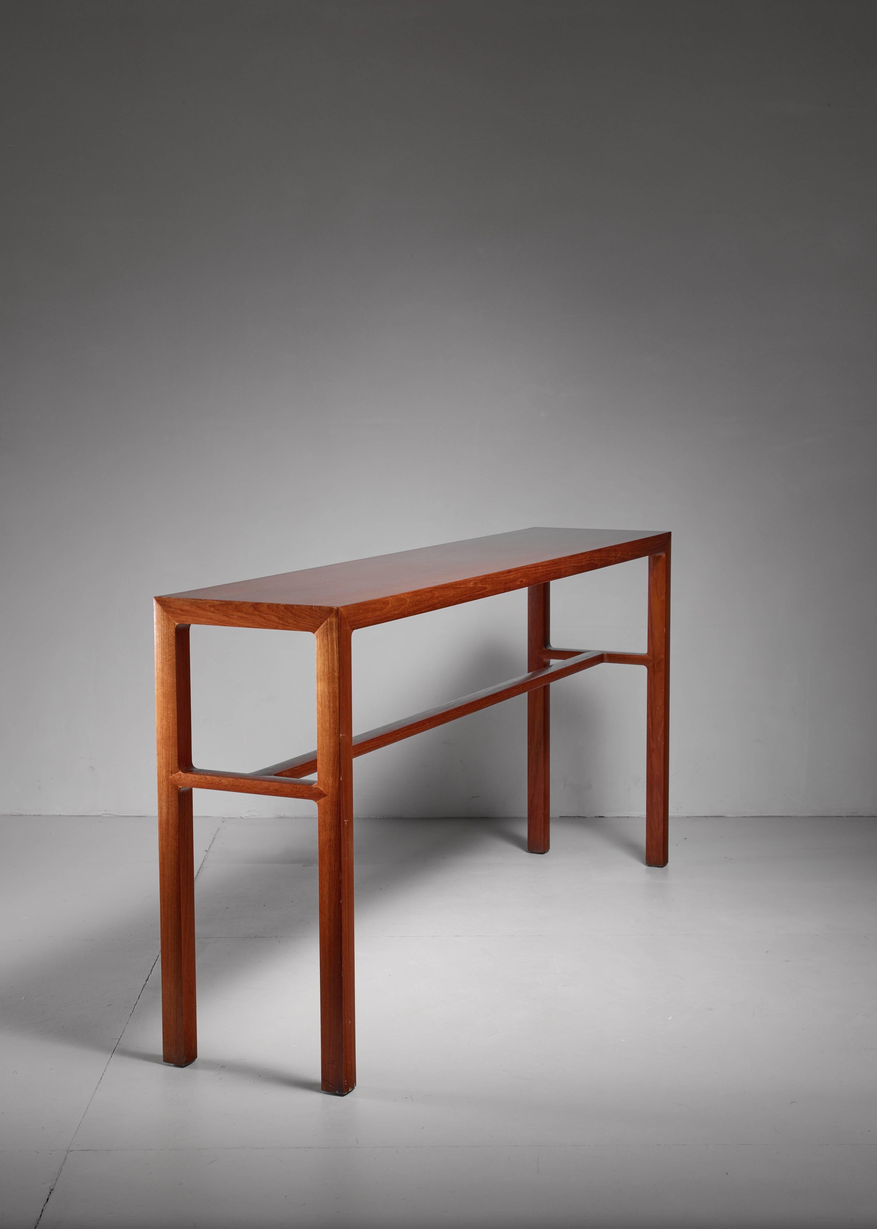 A long, rectangular cherrywood console table. The table has rounded edges and a beautiful rich minimalism.
* This piece is offered to you by Bloomberry, Amsterdam *
