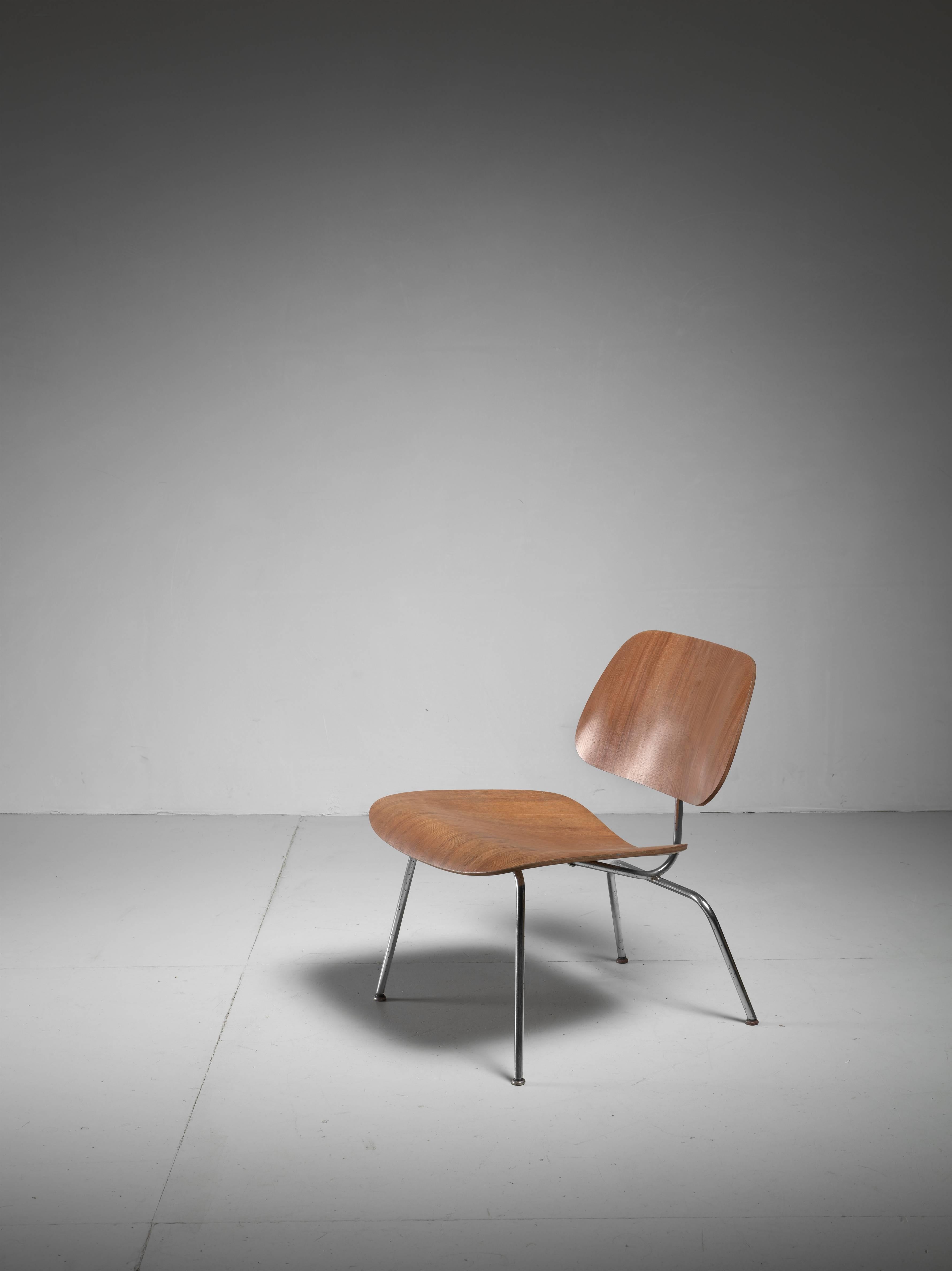 A walnut edition of the Classic Charles and Ray Eames LCM chair for Herman Miller. The chair is made of a steel frame with a beautifully curved plywood seating and backrest.
Labeled by Herman Miller and in a mint condition.