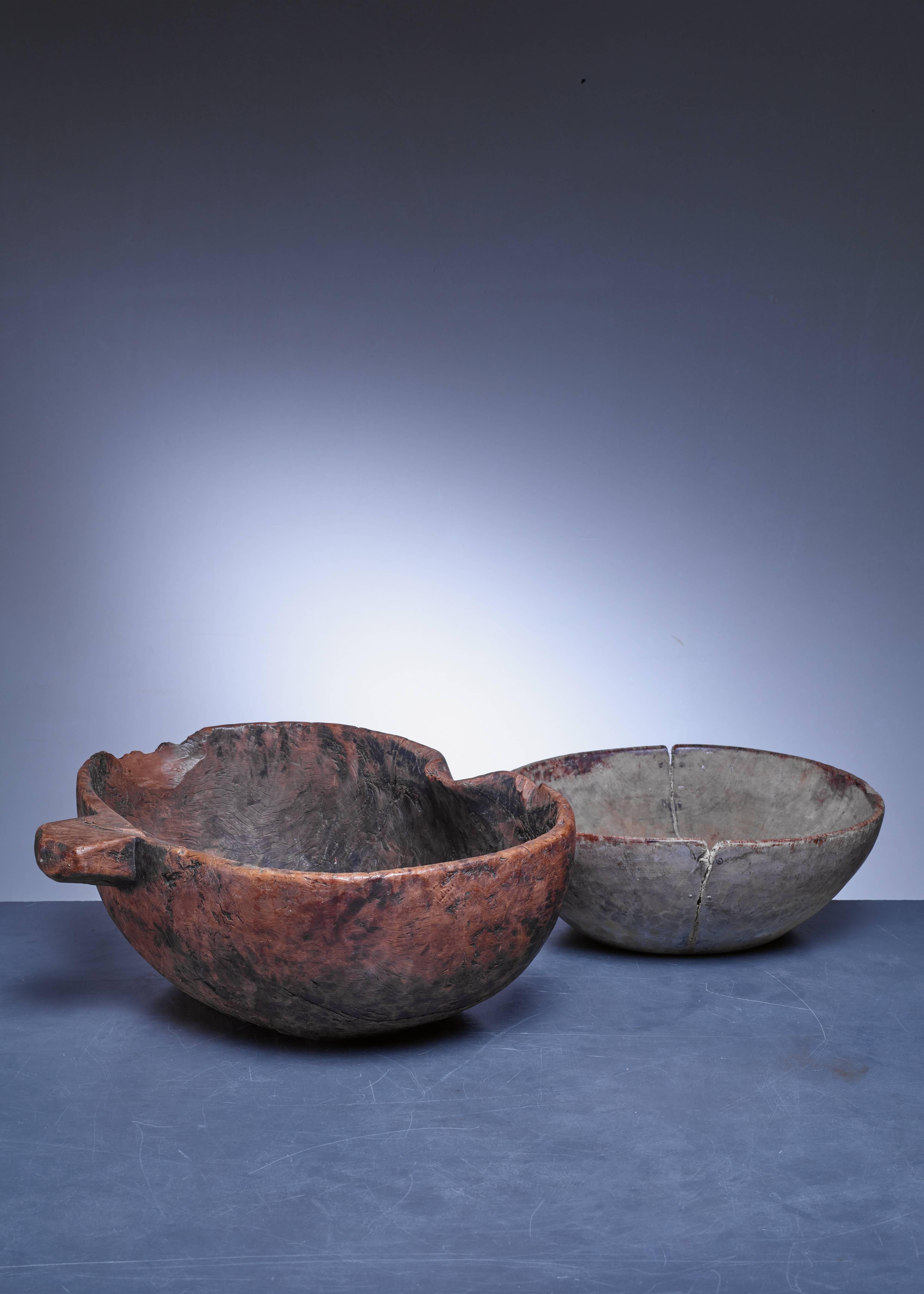 A large free-form Folk Art bowl with grip made of burl wood and a smaller round bowl.
The measurements stated are of the large bowl. The other bowl has a 32 cm diameter.

 
 