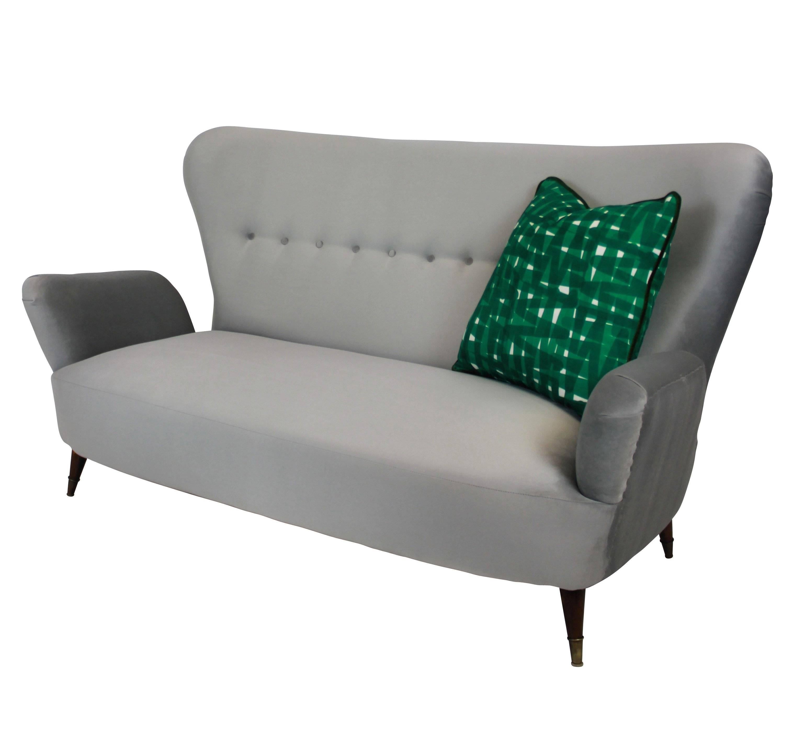 A stylish Italian settee of good shape with tapering legs and brass sabot. Newly upholstered in silver grey velvet.


Measures: 34 cm high (seat).