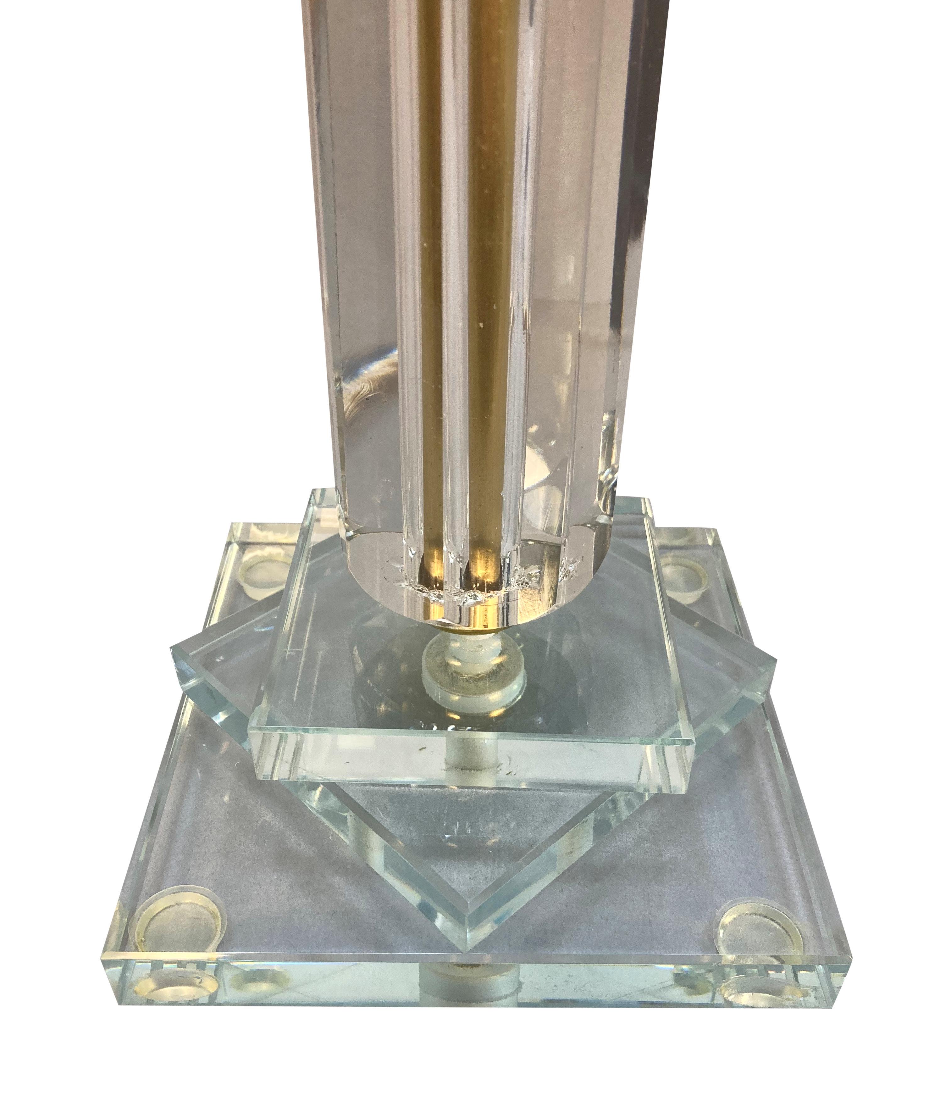 Lampe de table en verre taillé du milieu du siècle dernier, avec des détails en laiton et en bronze.