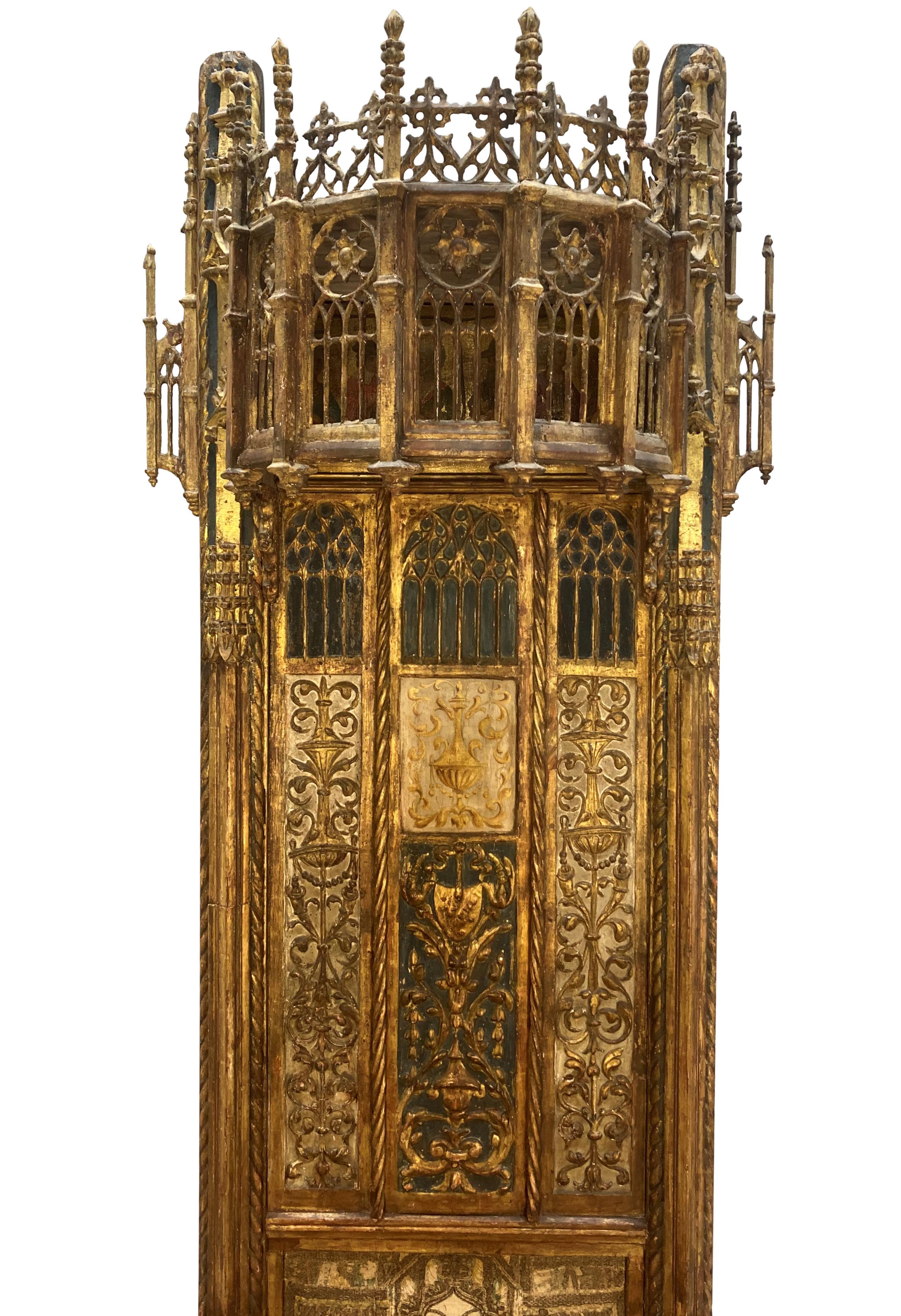 Un grande trono ecclesiastico medievale inglese intagliato e dipinto in policromia. In stile gotico inglese, con trafori finemente intagliati, è anche decorata in stile italiano con pitture policrome e dorature ad acqua. Il pannello traforato del