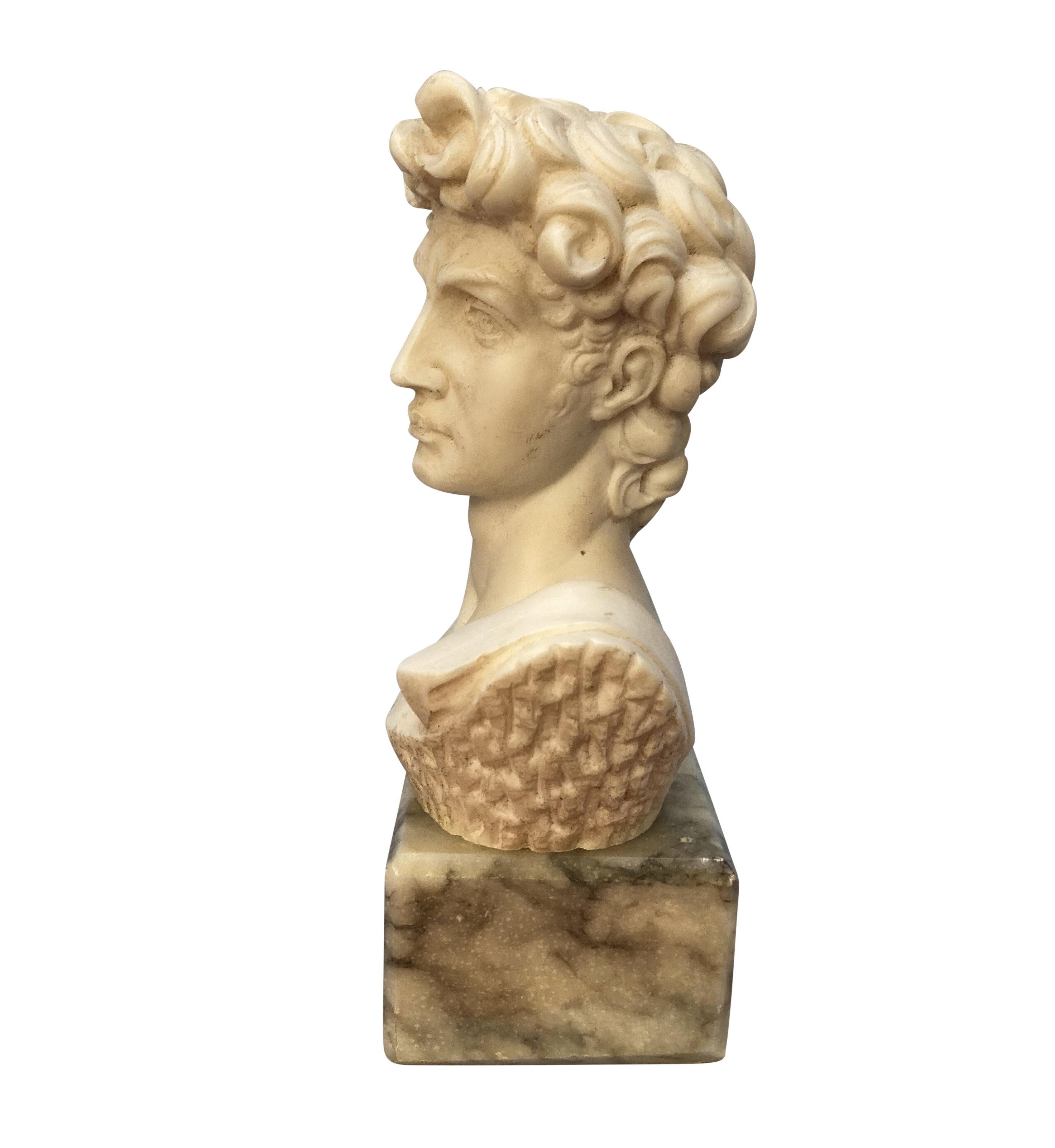 Pequeño recuerdo de David sobre un zócalo de mármol, estilo Grand Tour Italiano en venta