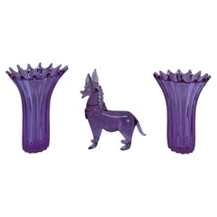 Eine Tierskulptur aus violettem Glas von Licio Zanetti mit zwei geriffelten Vasen