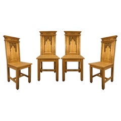 Lot de quatre chaises de salon de style gothique en chêne anglais