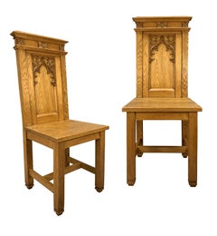 Lot de quatre chaises de salon de style gothique en chêne anglais