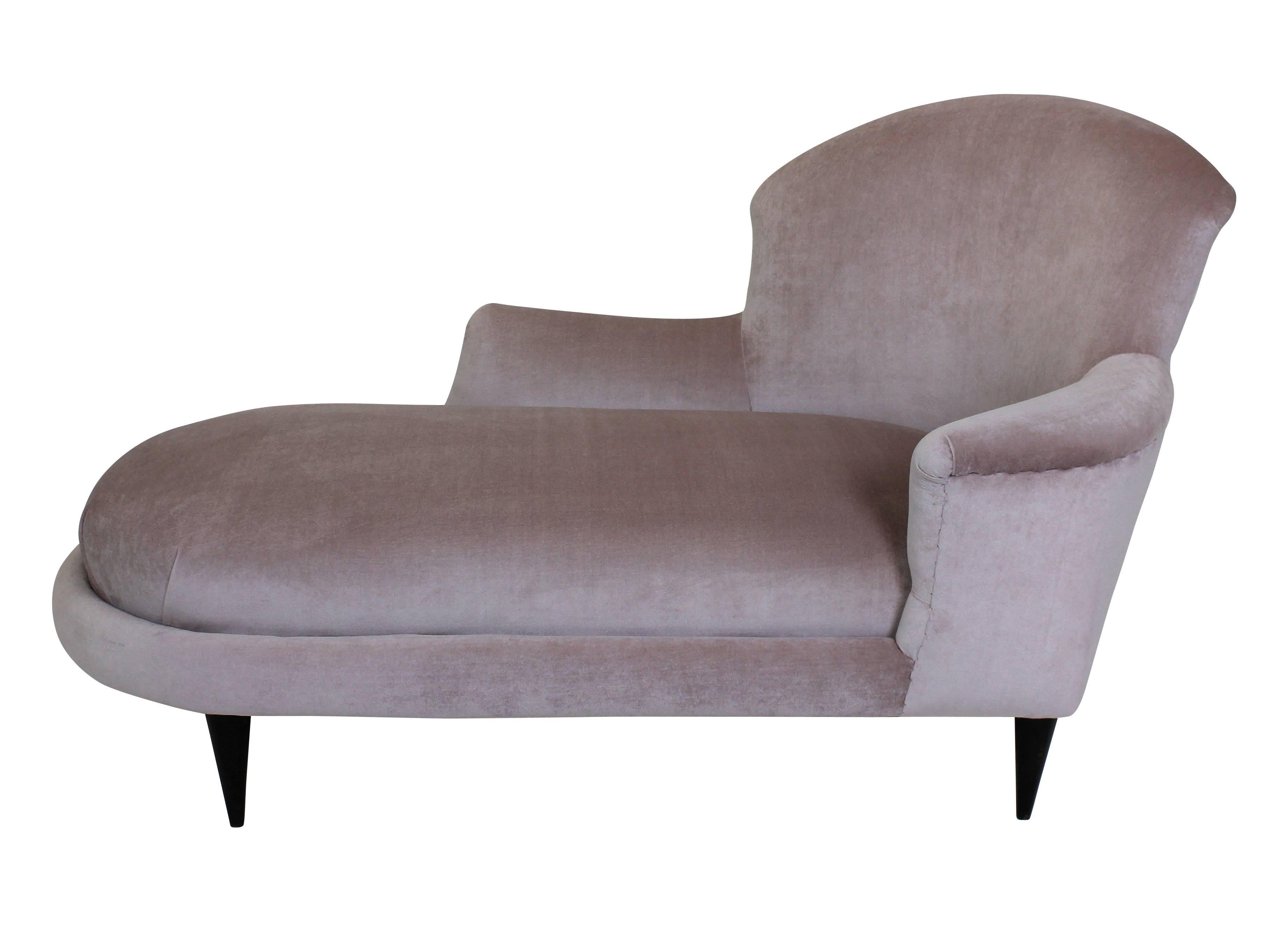 An Italian ladies daybed on tapering legs, newly upholstered in a dusty pink velvet.