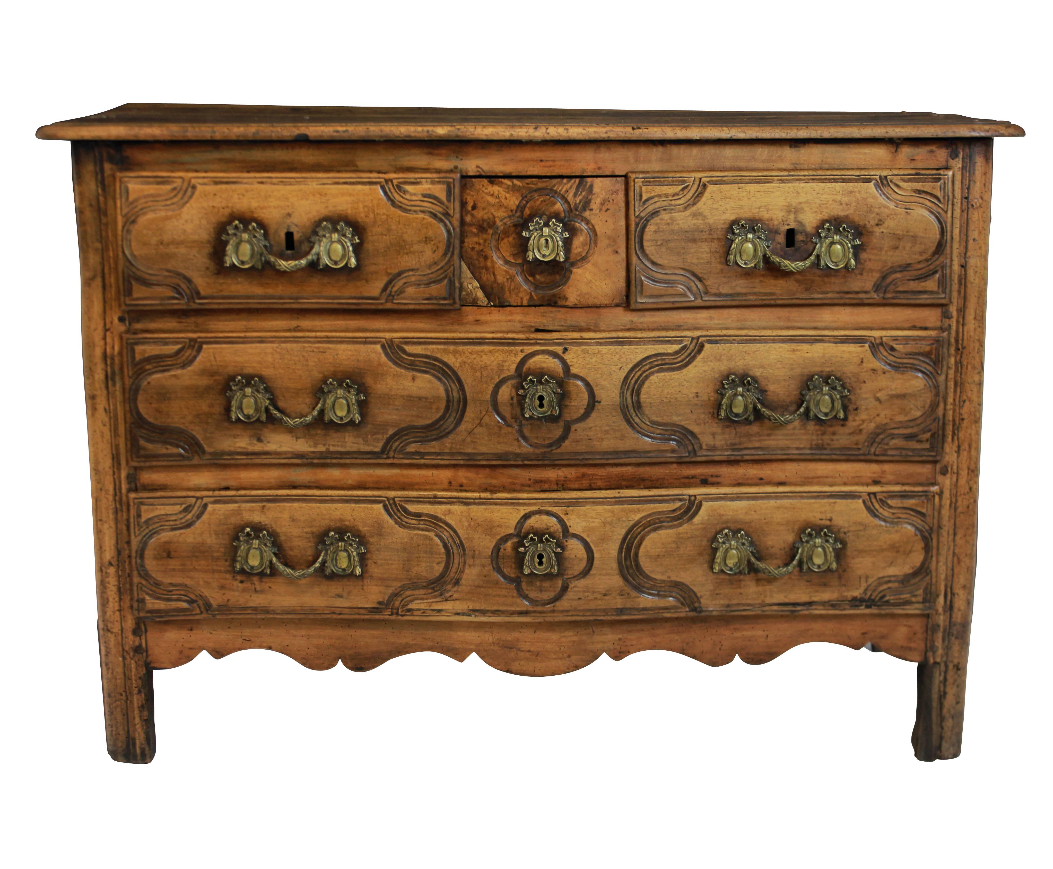 An 18th century French Provincial walnut commode, with serpentine front and five drawers. The original handles in brass, overall with a great patina.
   