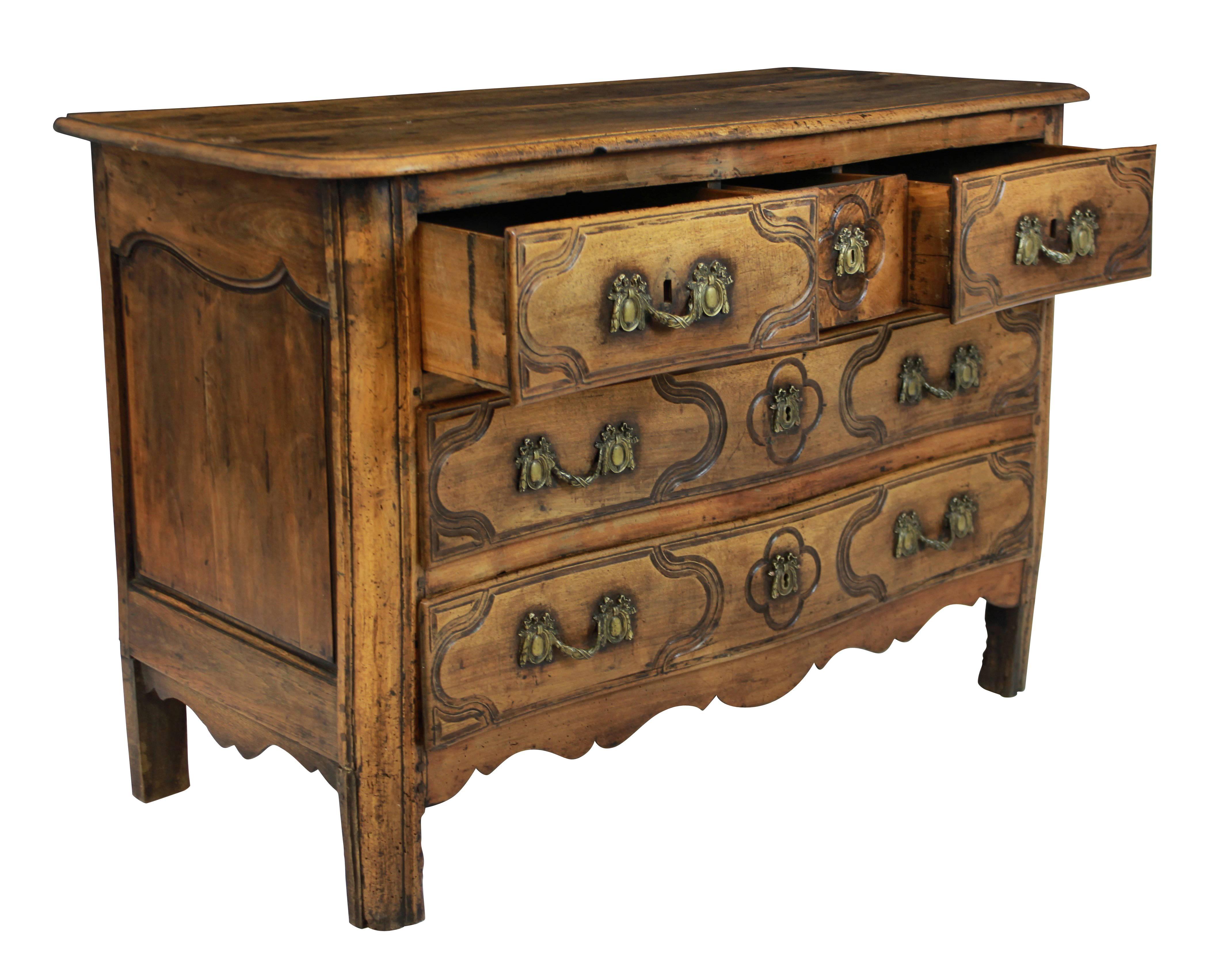18th Century French Walnut Commode In Good Condition In London, GB