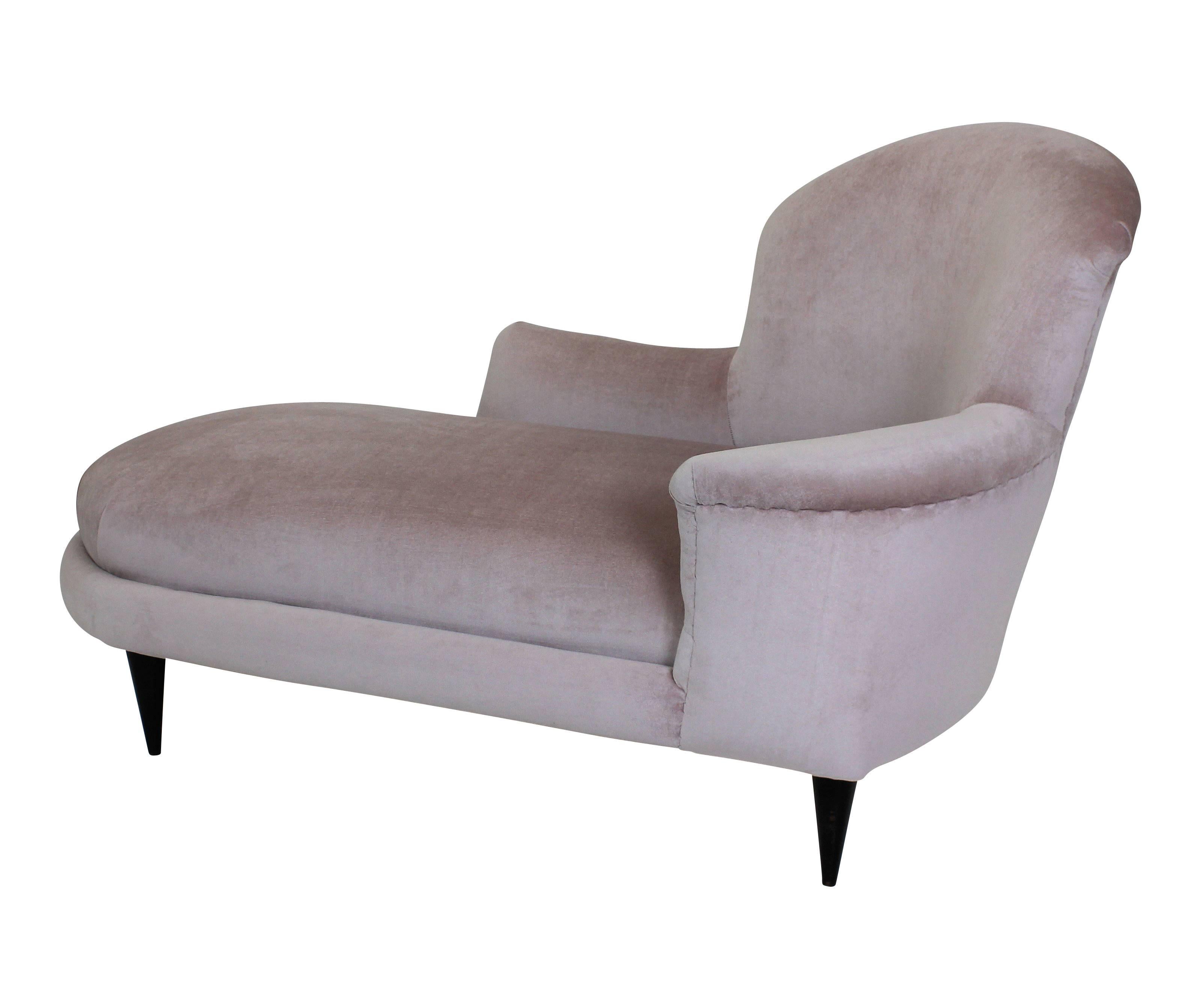An Italian ladies daybed on tapering legs, newly upholstered in a pale pink velvet.
 