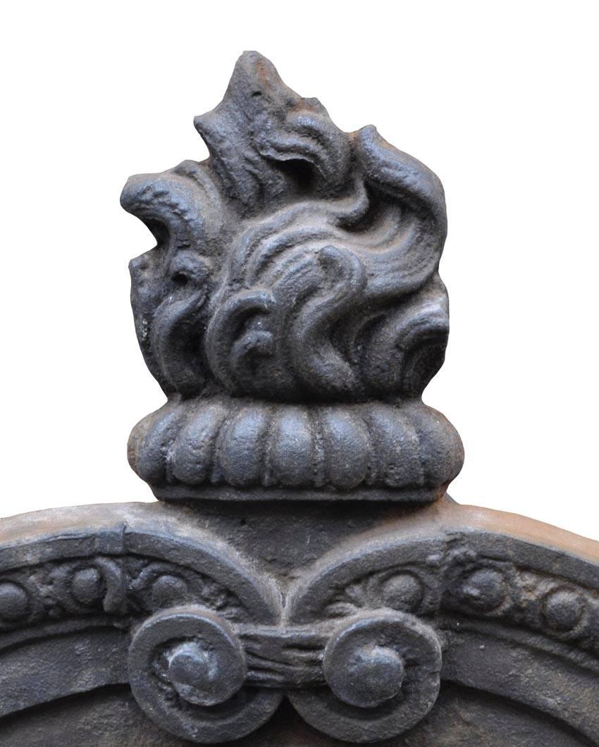 Cast Iron Fireback with Two Lions from Either Side of a Crowned Coat of Arms In Excellent Condition In Saint Ouen, FR