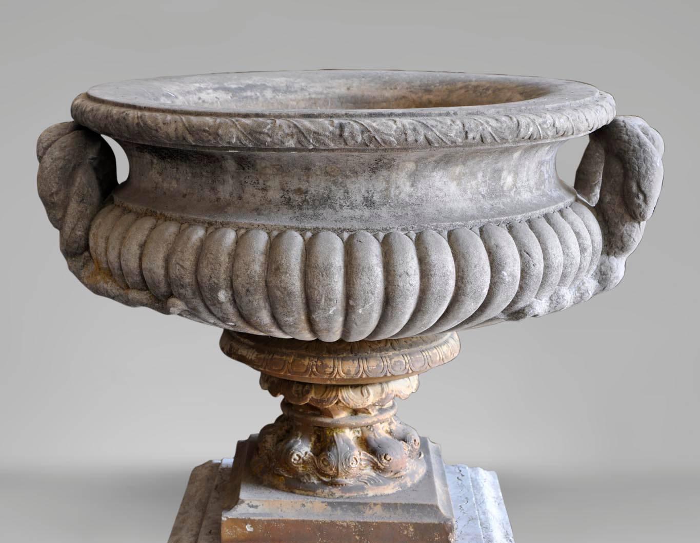 Four Marble Italian Vases with Terracotta Pedestals, 18th Century In Distressed Condition For Sale In Saint Ouen, FR