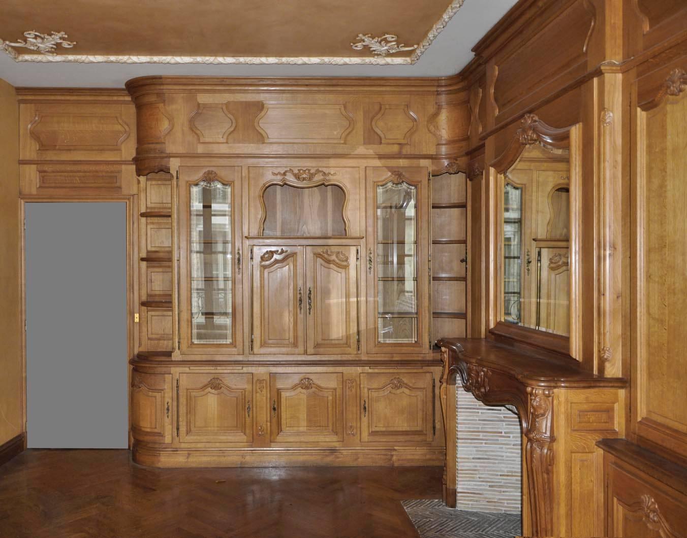 This paneled room was sculpted in oak during the 1980s. Louis XV style, this paneled room comes with its fireplace and overmantel mirror. 
The upper part of the door is available. 
There are 8.35 linear meters for 3 meters height.