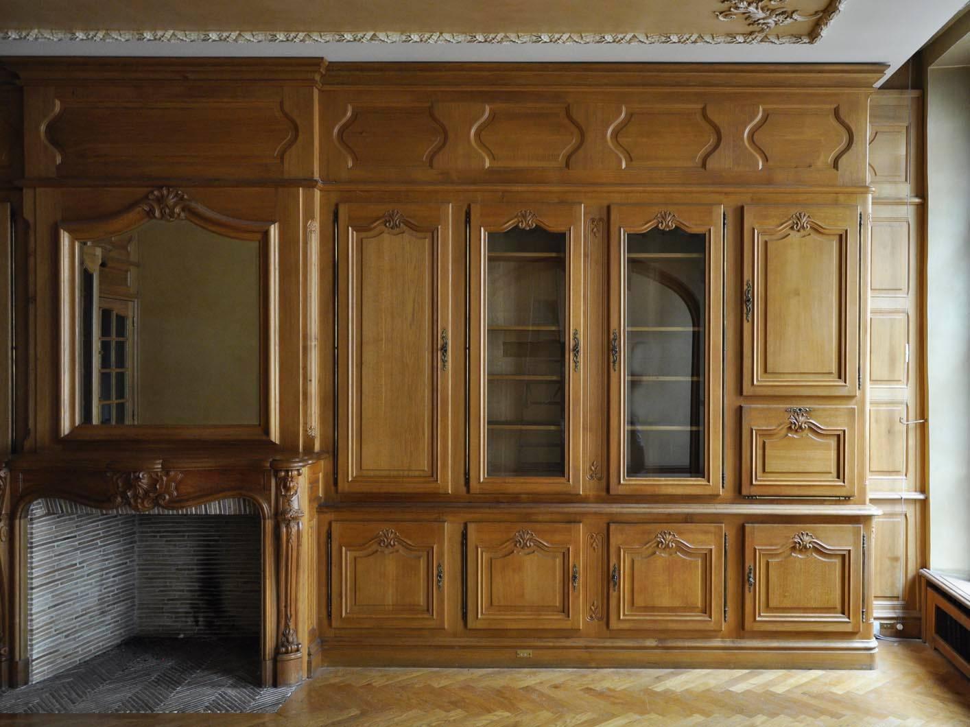 Louis XV Style Paneled Room with Fireplace in Oakwood, circa 1980 In Excellent Condition For Sale In Saint Ouen, FR