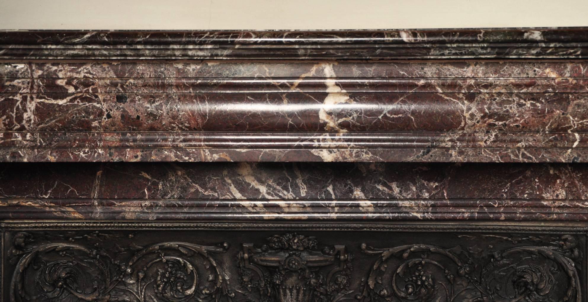 This beautiful antique Napoleon III style fireplace was made during the 19th century in a remarkable Levanto red marble.
This model with lions paws legs is carved with panels and acanthus leaves.
This fireplace is sold with an antique cast iron