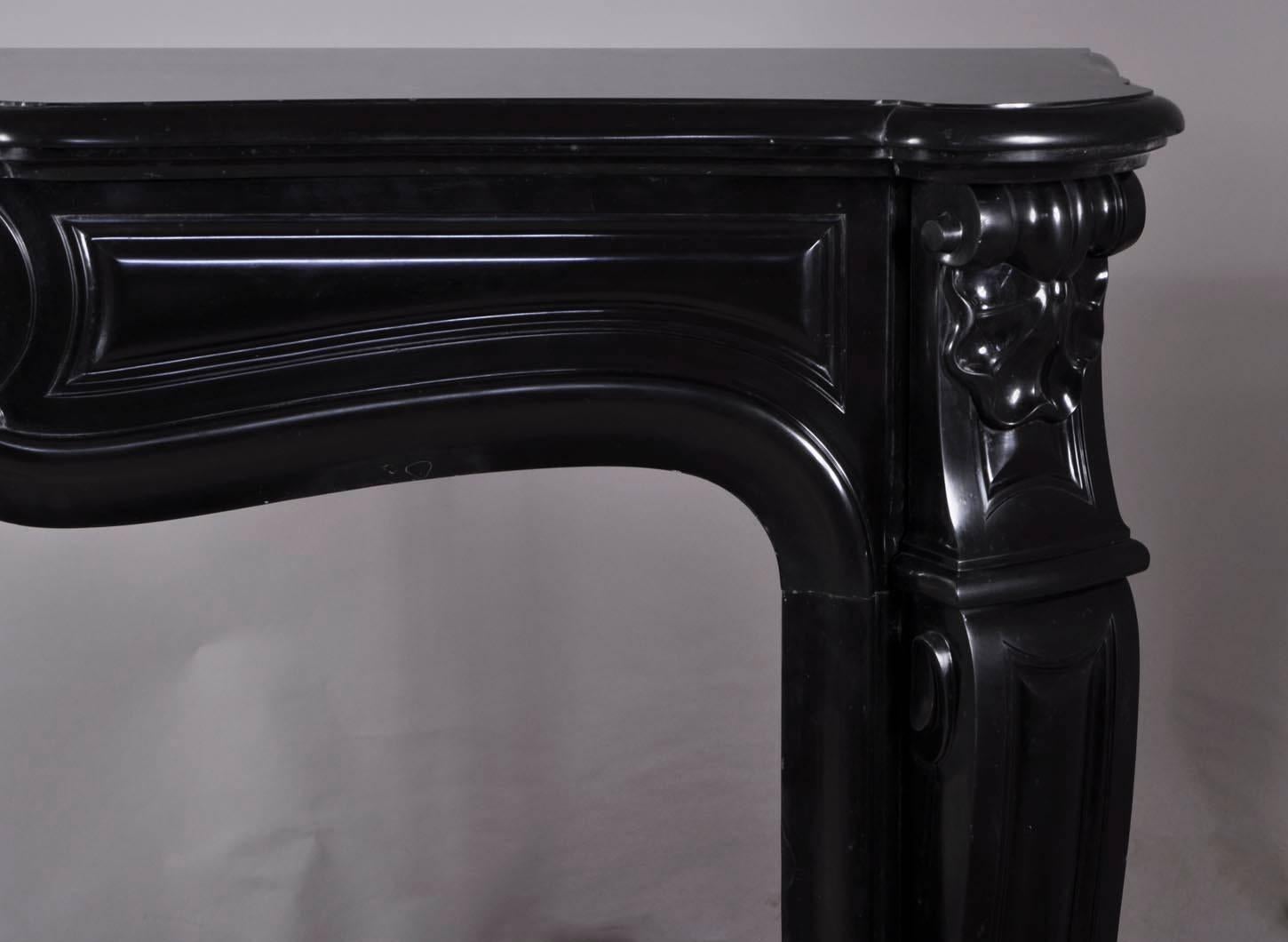 Pure black marble fireplace mantel , period 1880 In Excellent Condition In Saint Ouen, FR