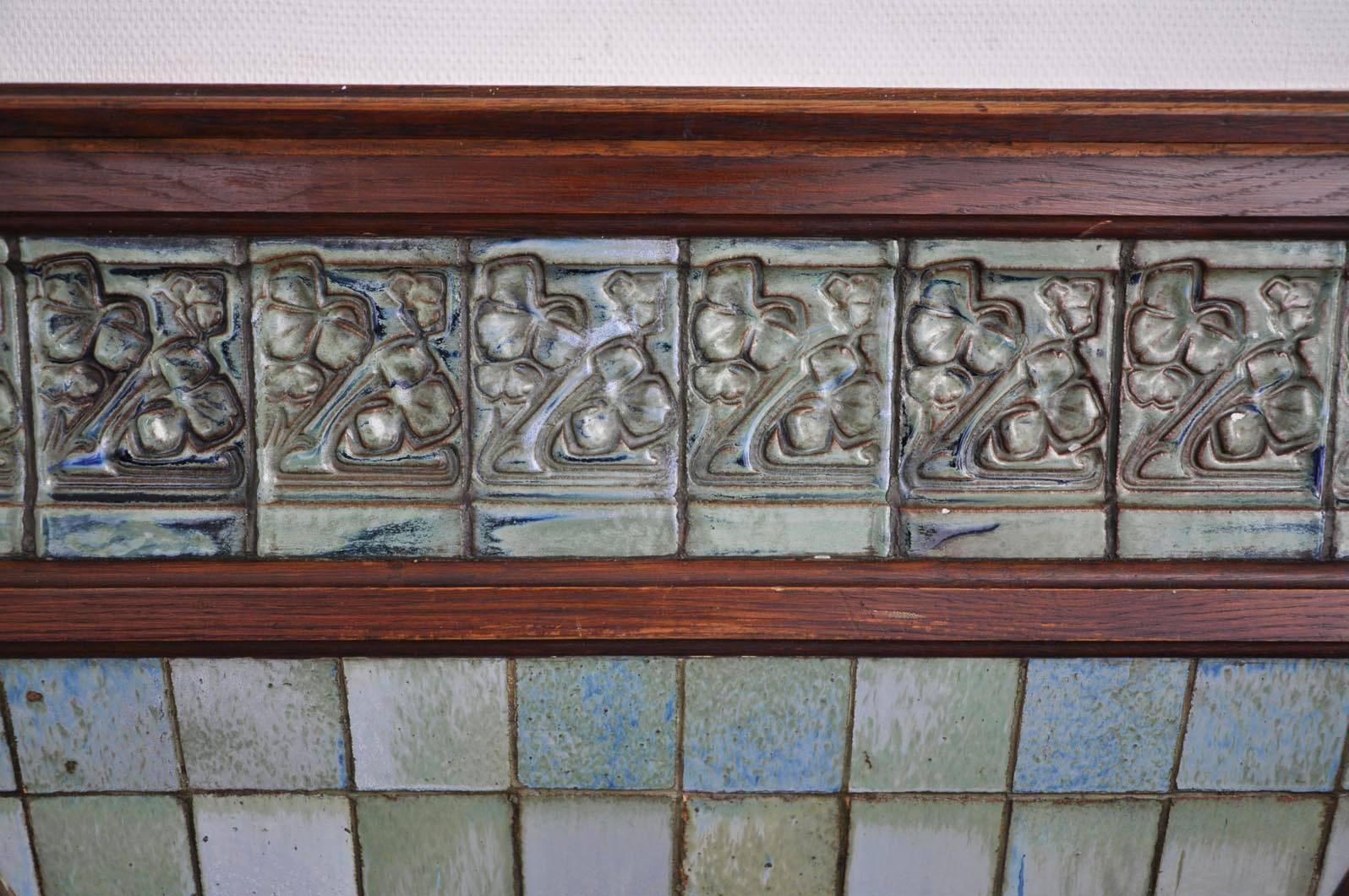 This small Art Nouveau style fireplace was made around 1900 and is attributed to the Gentil and Bourdet factory. The glazed stoneware tiles are framed by oakwood. The frieze is ornated with shamrock decor.
This fireplace is sold with its fireplace