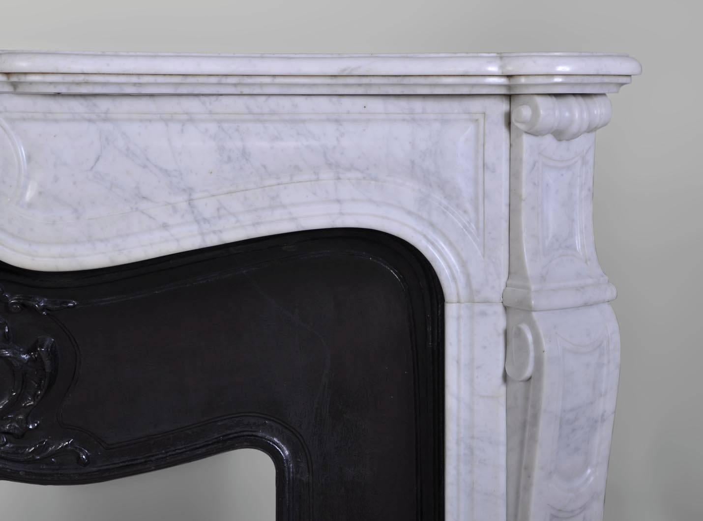 Antique Pompadour Style Fireplace, White Carrara Marble with Cast Iron Insert In Good Condition In Saint Ouen, FR