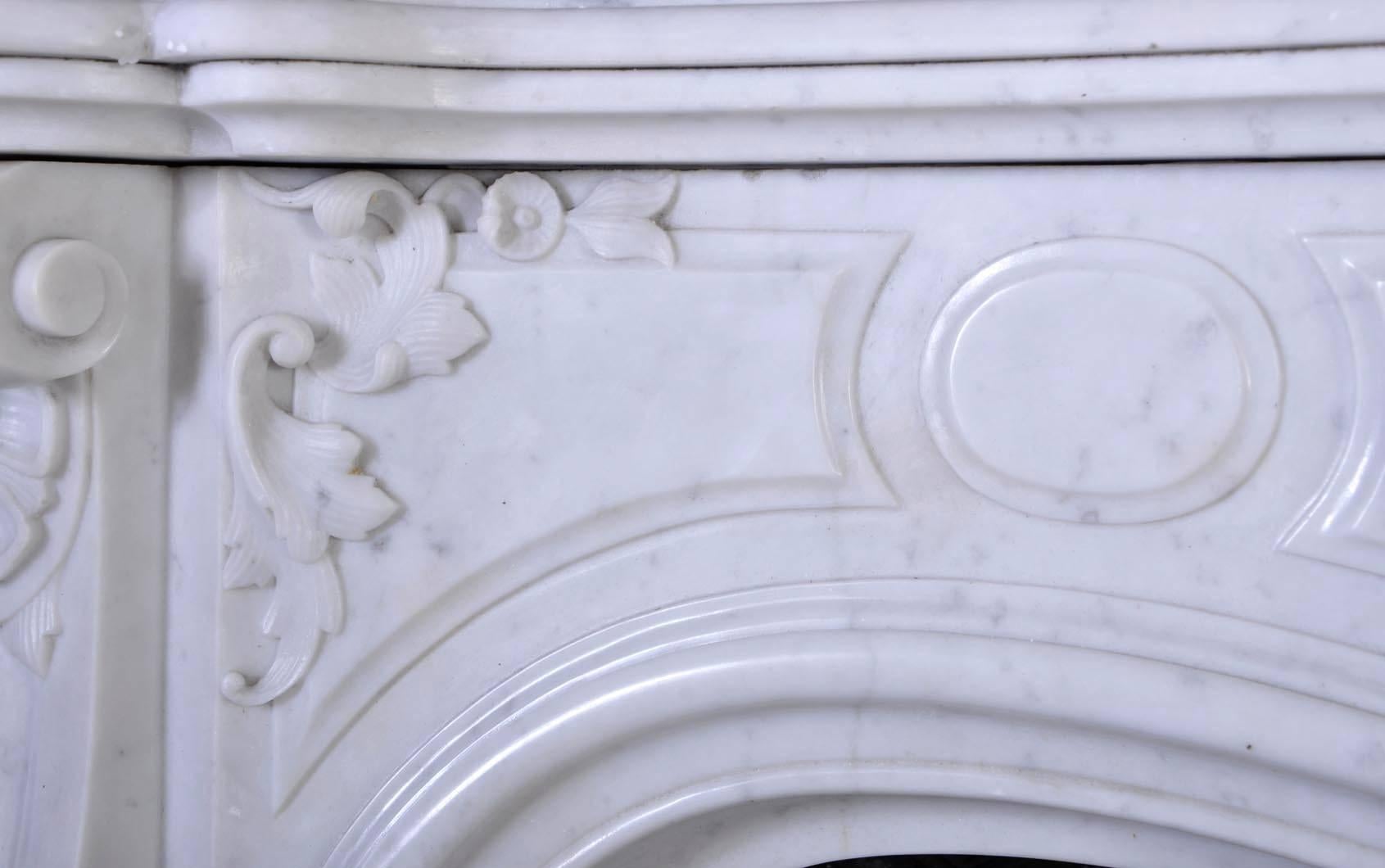 Opulent Louis XV Style Fireplace in White Carrara Marble, 19th Century In Good Condition In Saint Ouen, FR