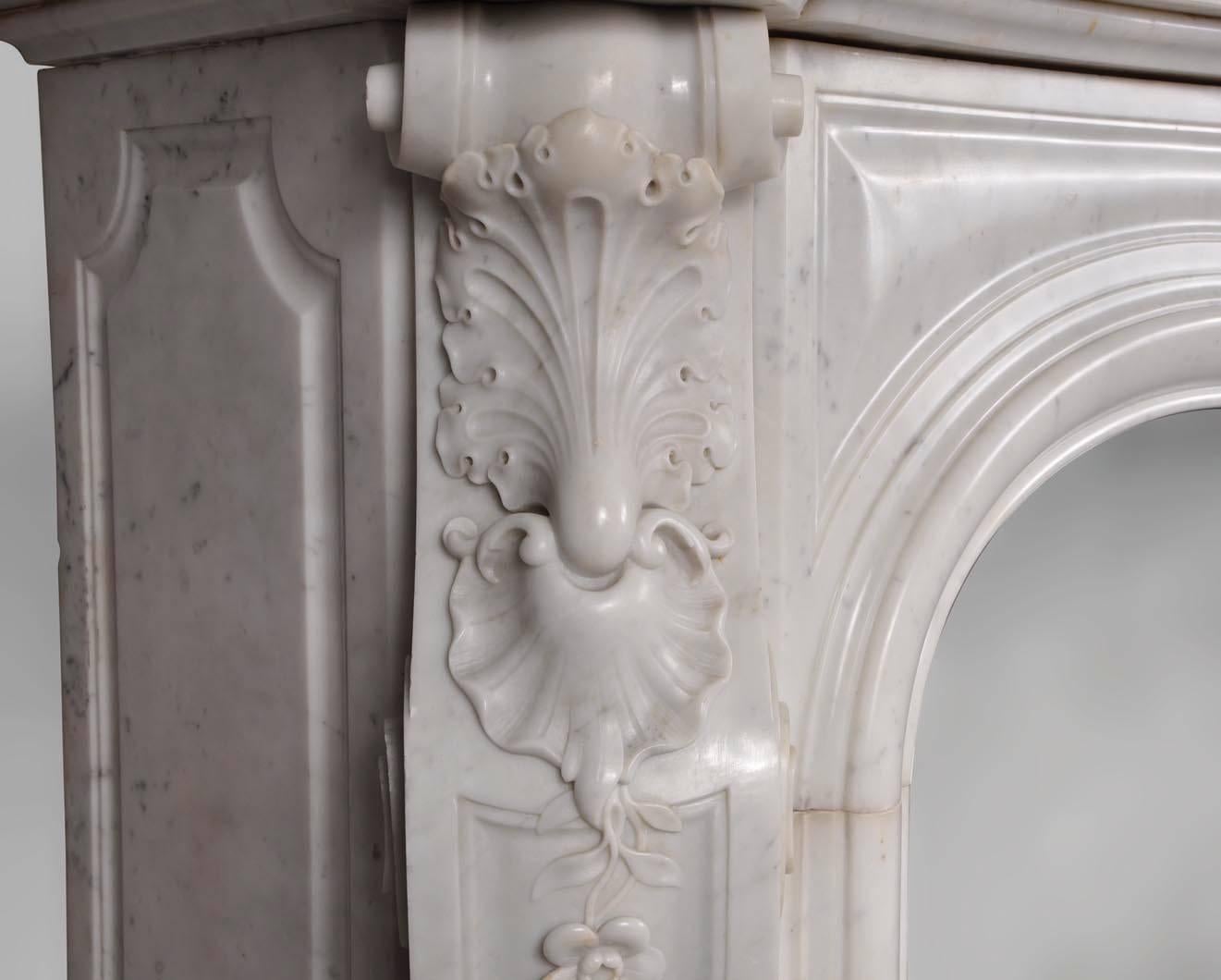 Opulent Louis XV Style Fireplace in White Carrara Marble, 19th Century In Good Condition In Saint Ouen, FR