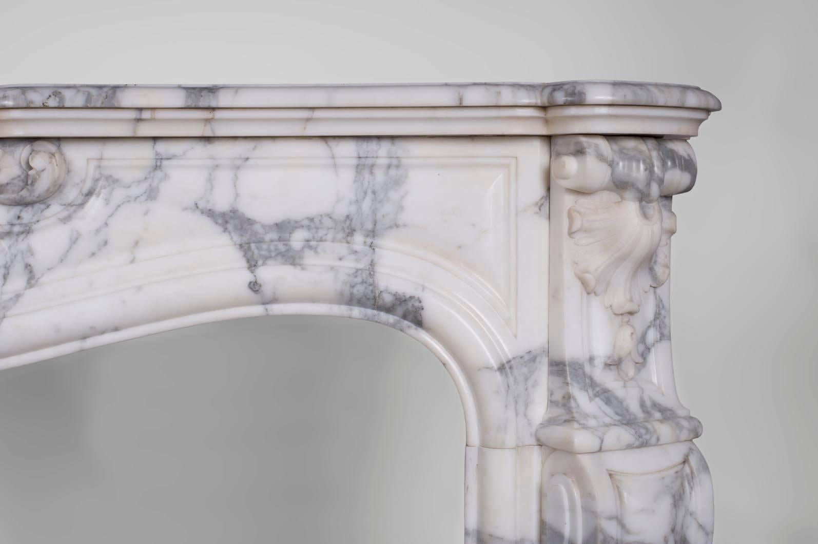 Antique Louis XV Style Fireplace with Three Shells in Arabescato Marble In Good Condition In Saint Ouen, FR