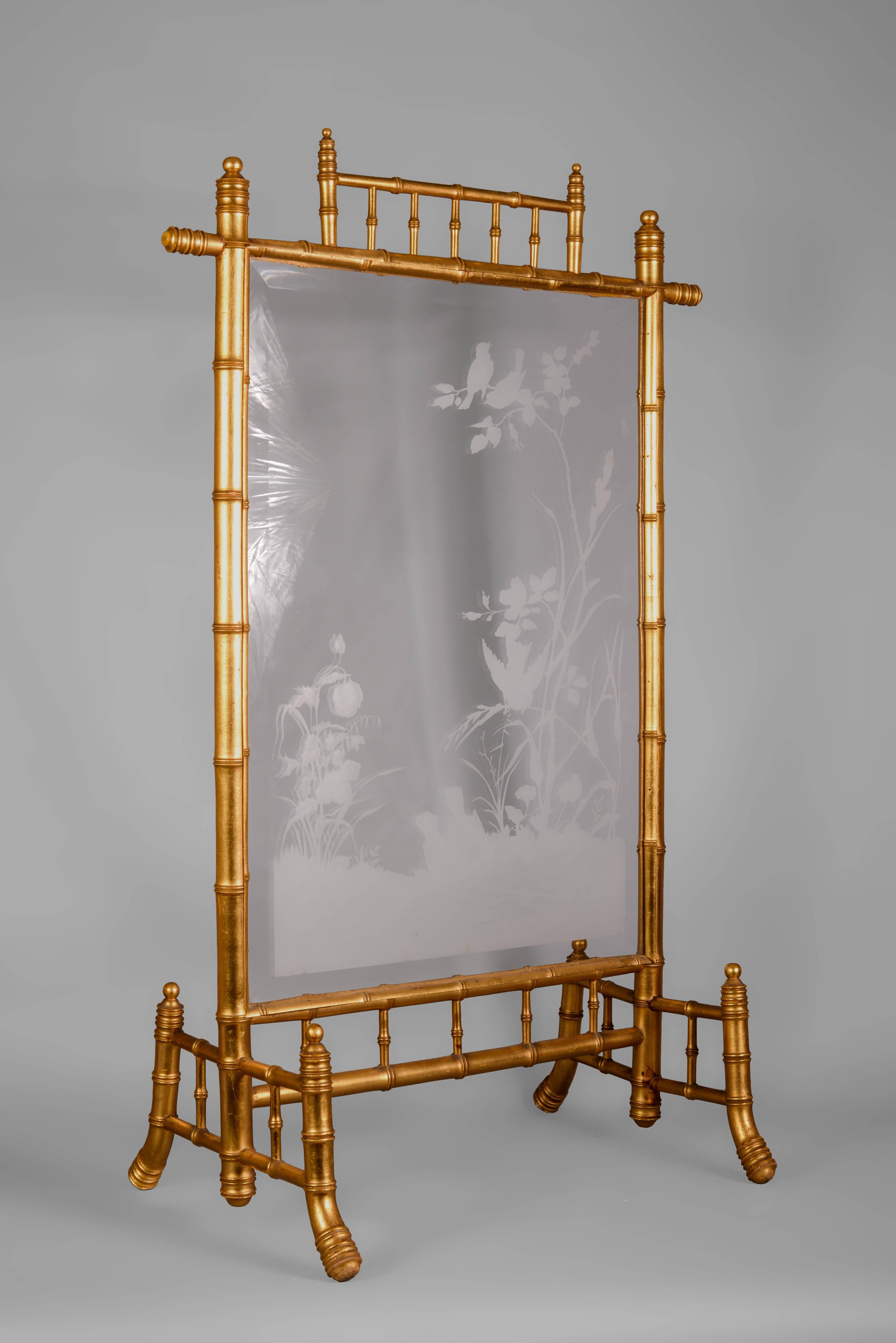This rare firescreen is a beautiful example of Japonism during the 19th century. The gilt bronze is here shaped in bamboos.
Engraved glass is also a delicate art: The diaphanous decoration represents birds fluttering in thin branches.
The