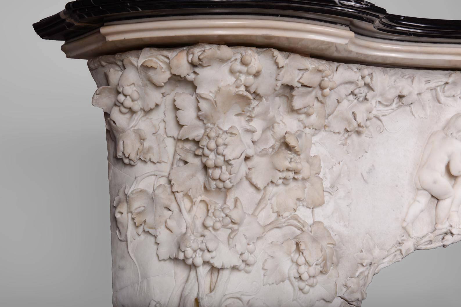 Extraordinary Antique Statuary Marble Fireplace Carved in High Relief with Putti In Good Condition For Sale In Saint Ouen, FR