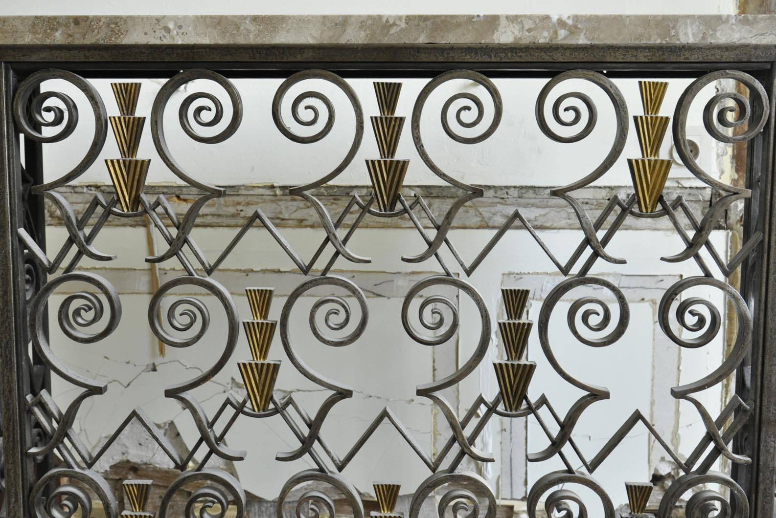 These three matching radiator covers in Art Deco style were made circa 1930.
The wrought ironwork is typical of the Art Deco style, with its geometric and symmetrical motifs, embellished with golden arrows. These are rare works that are very