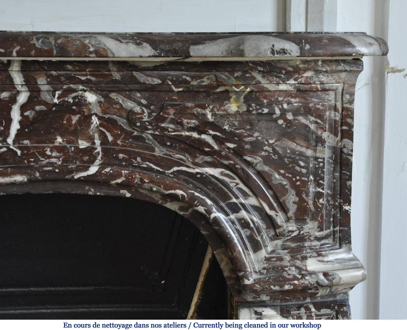Antique Regence Period Fireplace in Royal Red Marble with its Complete Cast Iron In Good Condition For Sale In Saint Ouen, FR