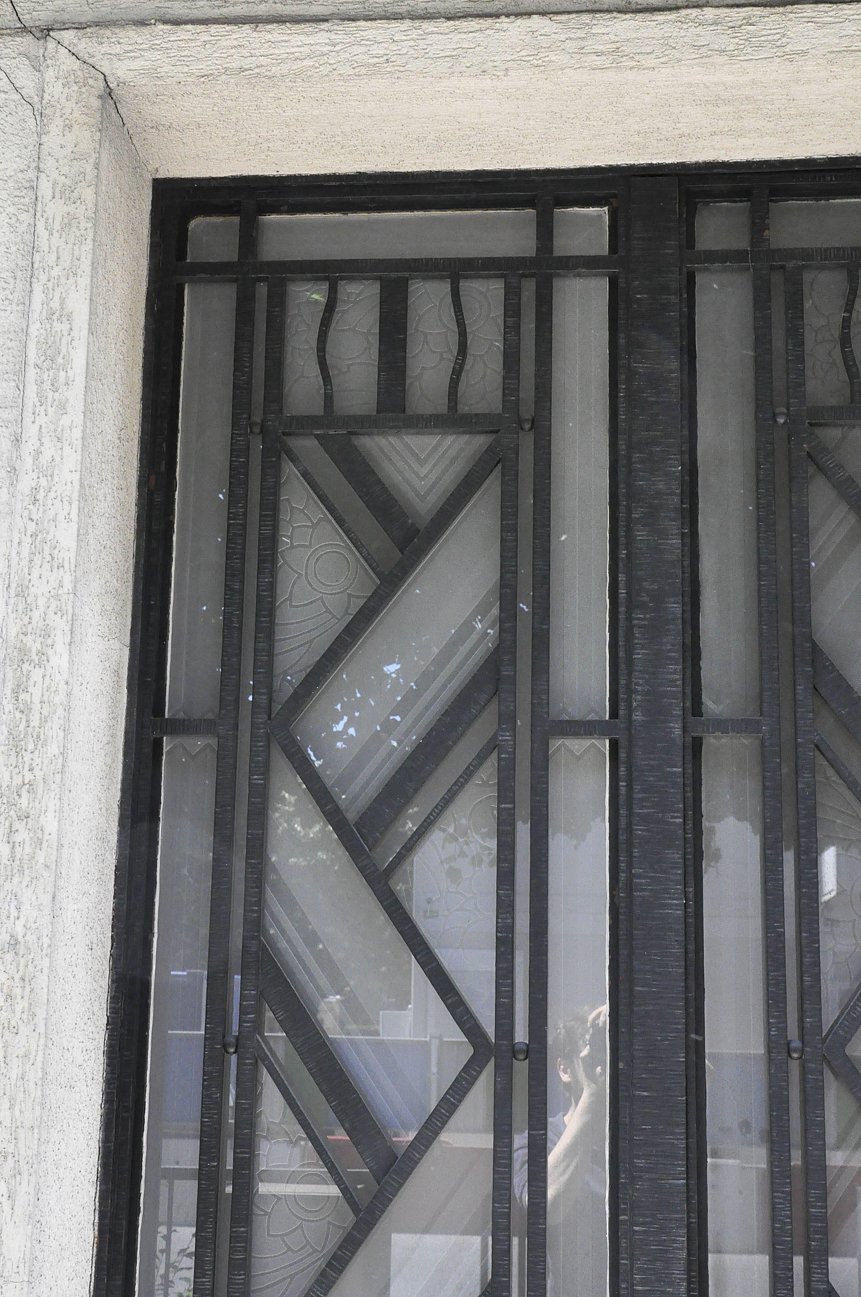 Art Deco Exterior Door, 1930s, Iron and Engraved Glass with Flowers Decor In Good Condition For Sale In Saint Ouen, FR