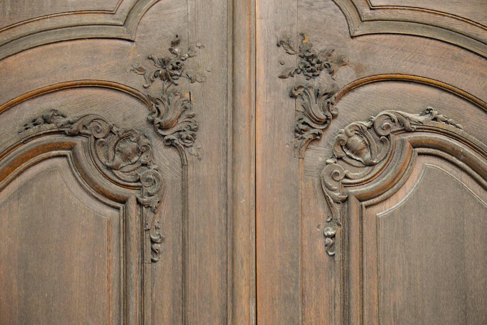 Carved Double Door from an Haussmannian Building in Oakwood, Late 19th Century For Sale