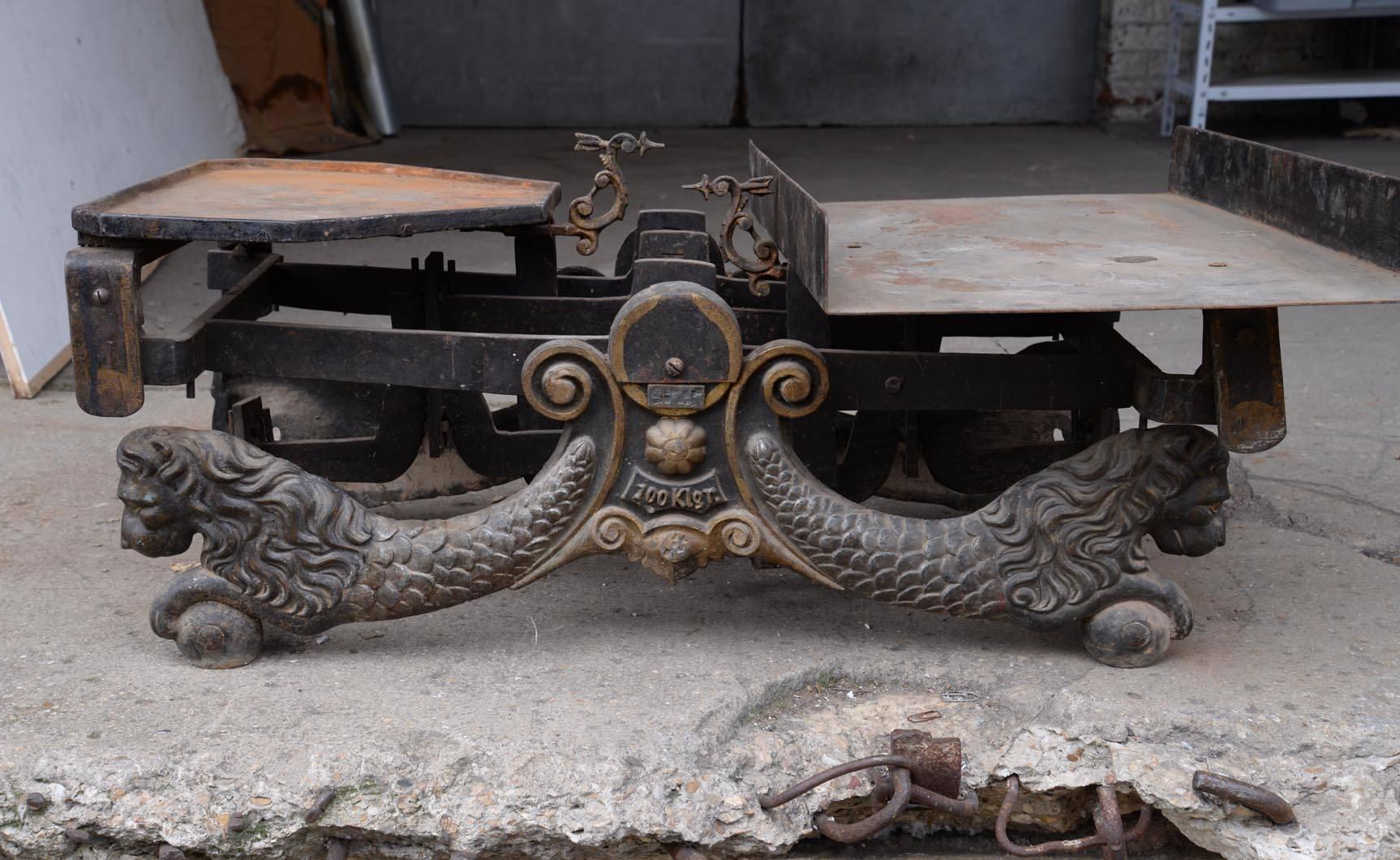 Rare model of antique cast iron scale, made around 1900. Decor lions. Can weigh up to 100 kg with lions decor.

Beautiful aged patina for this ancient object.

Large dimensions