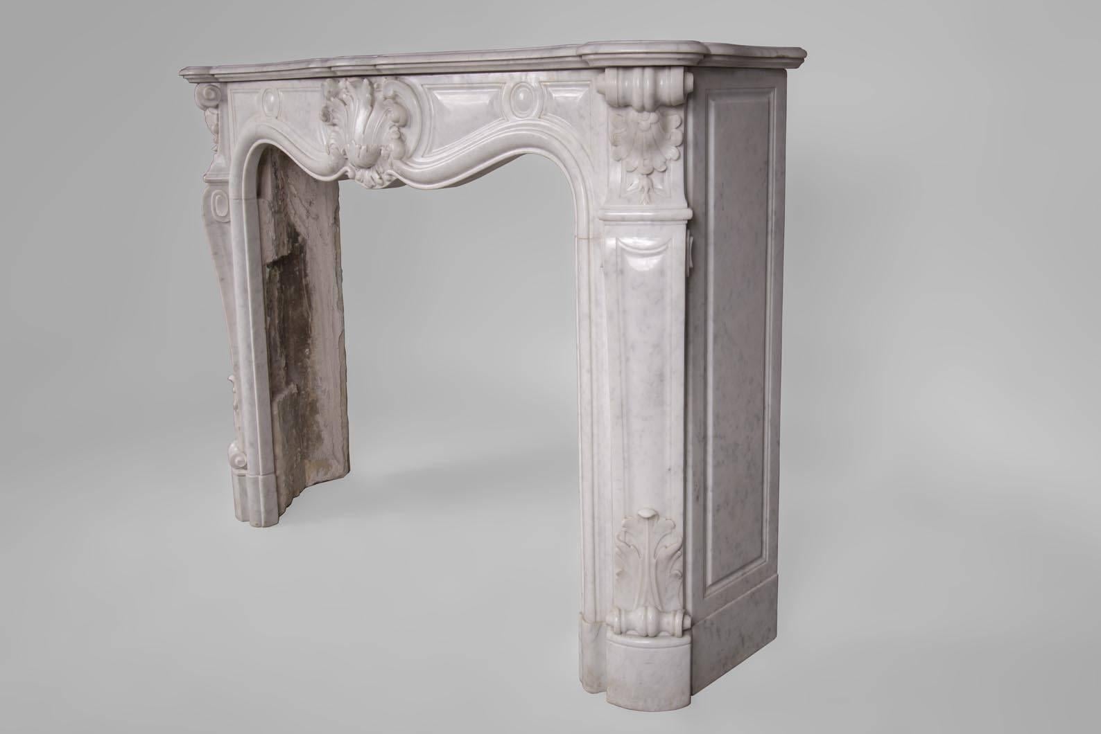 Antique Louis XV Style Fireplace in Carrara Marble with Large Shell For Sale 1