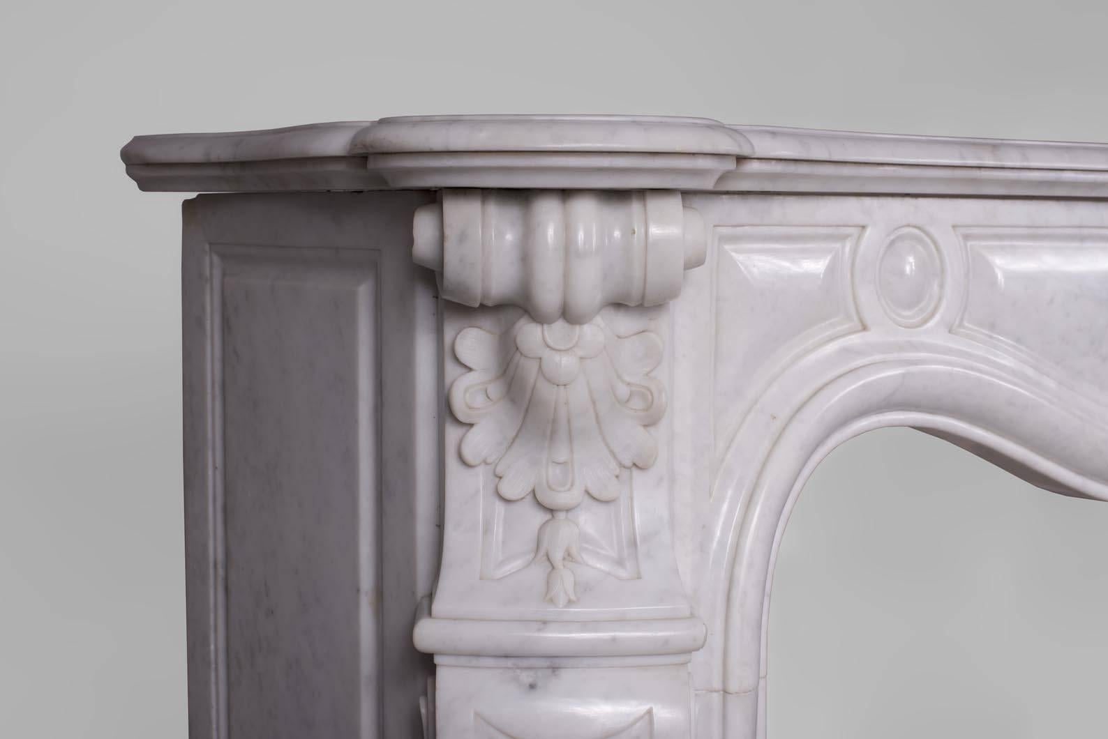Antique Louis XV Style Fireplace in Carrara Marble with Large Shell In Good Condition For Sale In Saint Ouen, FR