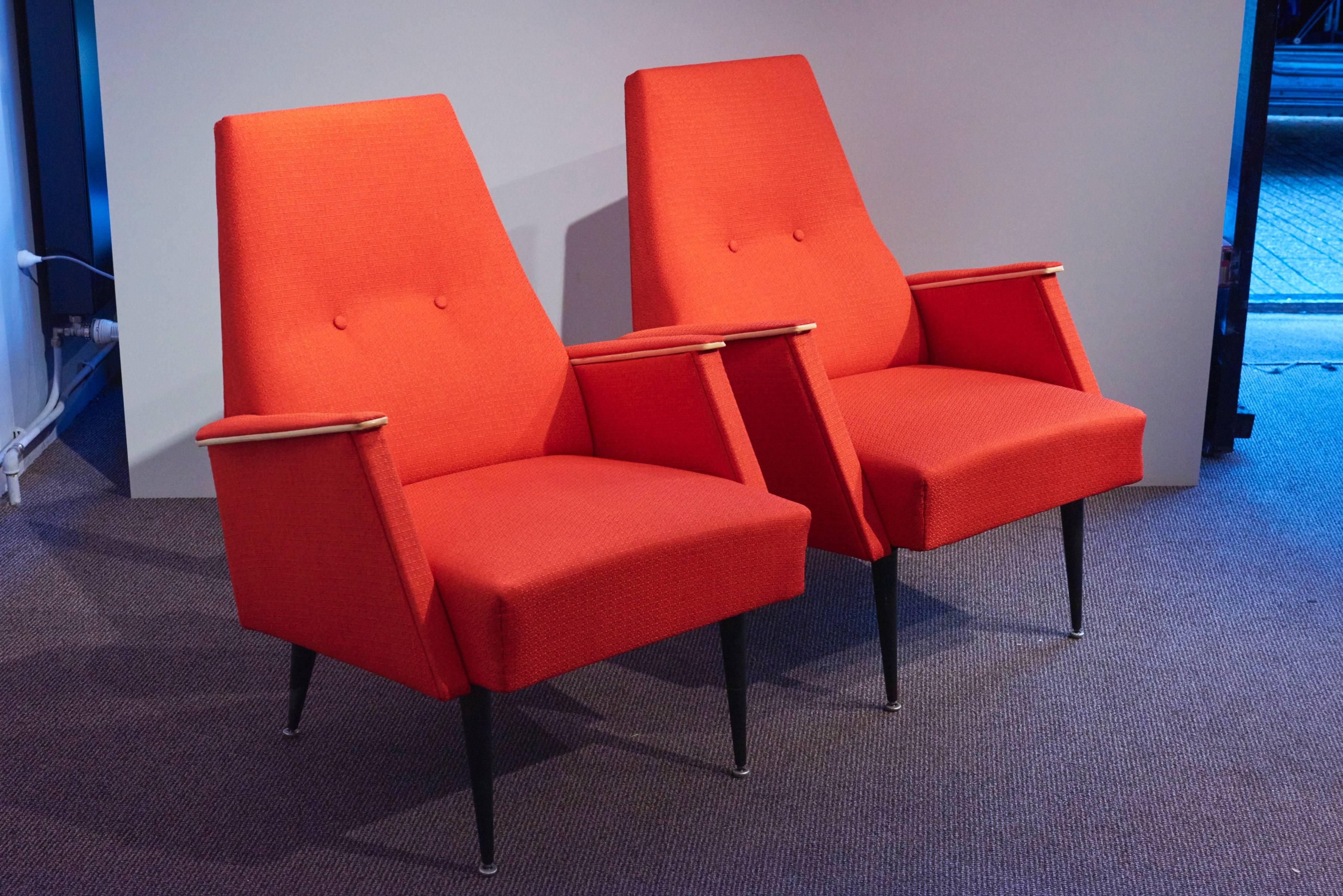 A very elegant pair of armchairs designed in the 1960s.
The metallic feet are black painted and the chairs were totally refurbished and reupholstered with a red coloured fabric.