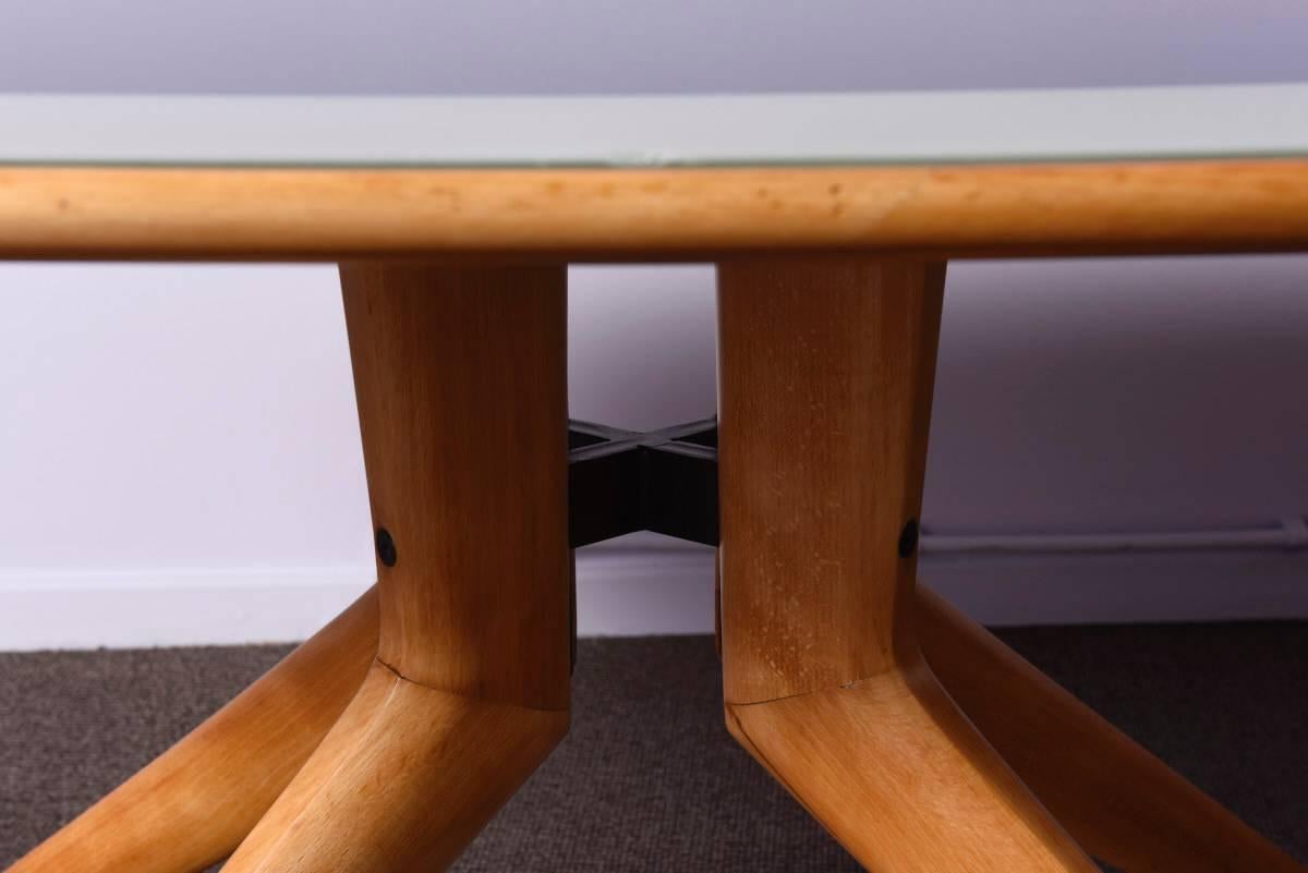 Very elegant, Italian origin spider-leg solid beech wood dining table designed by Ico Parisi in the 1950s.
The wooden parts were recently completely restored, re-polished. Authentic bicolor, blue and white oval glass top. (Two smaller chips can be