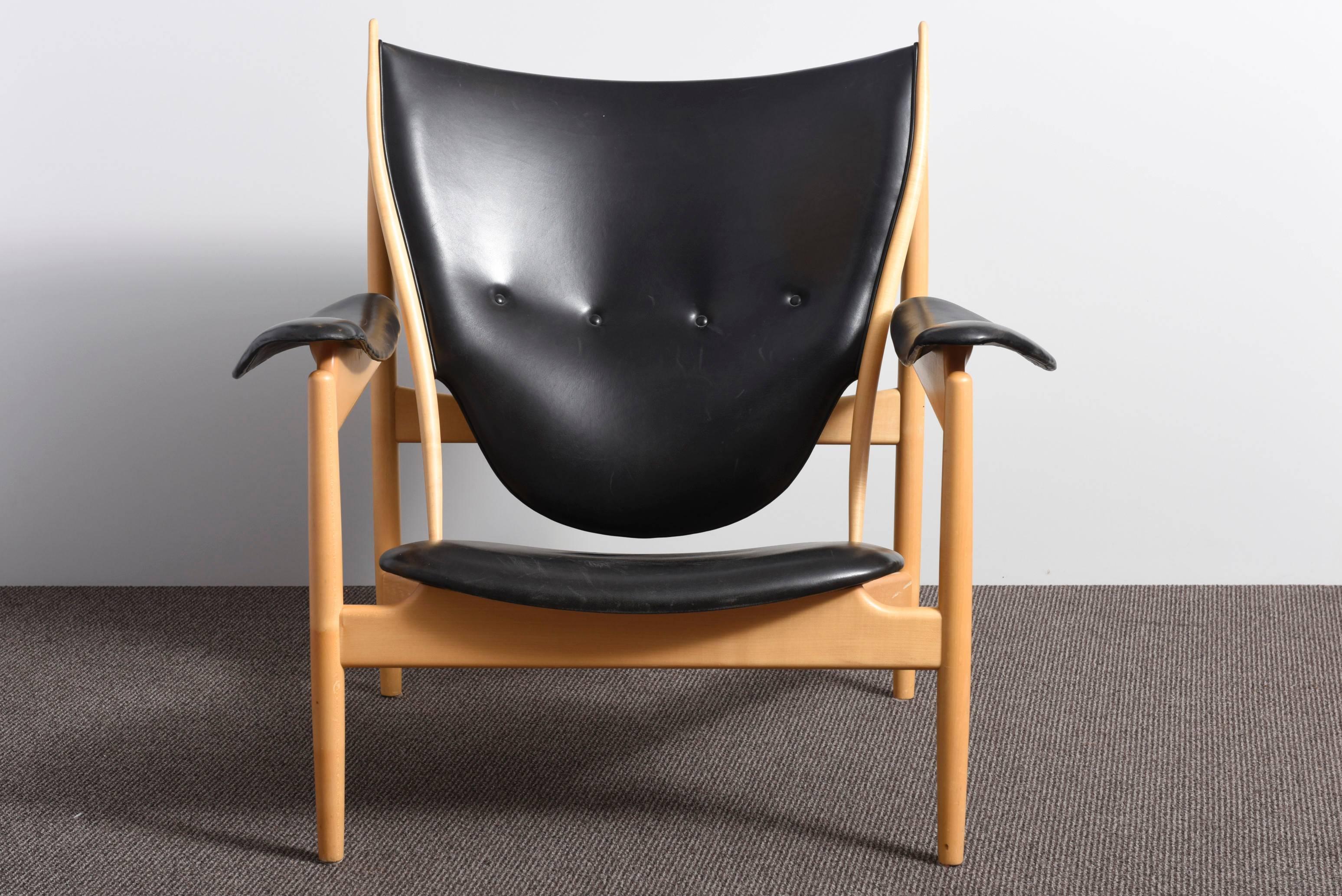 This chair was originally put into production in 1949 at Niels Vodder’s workshop where it was made in the cabinetmaker’s tradition. When the license was given to Søren Horn’s workshop, the traditional construction method’s continued, and it was