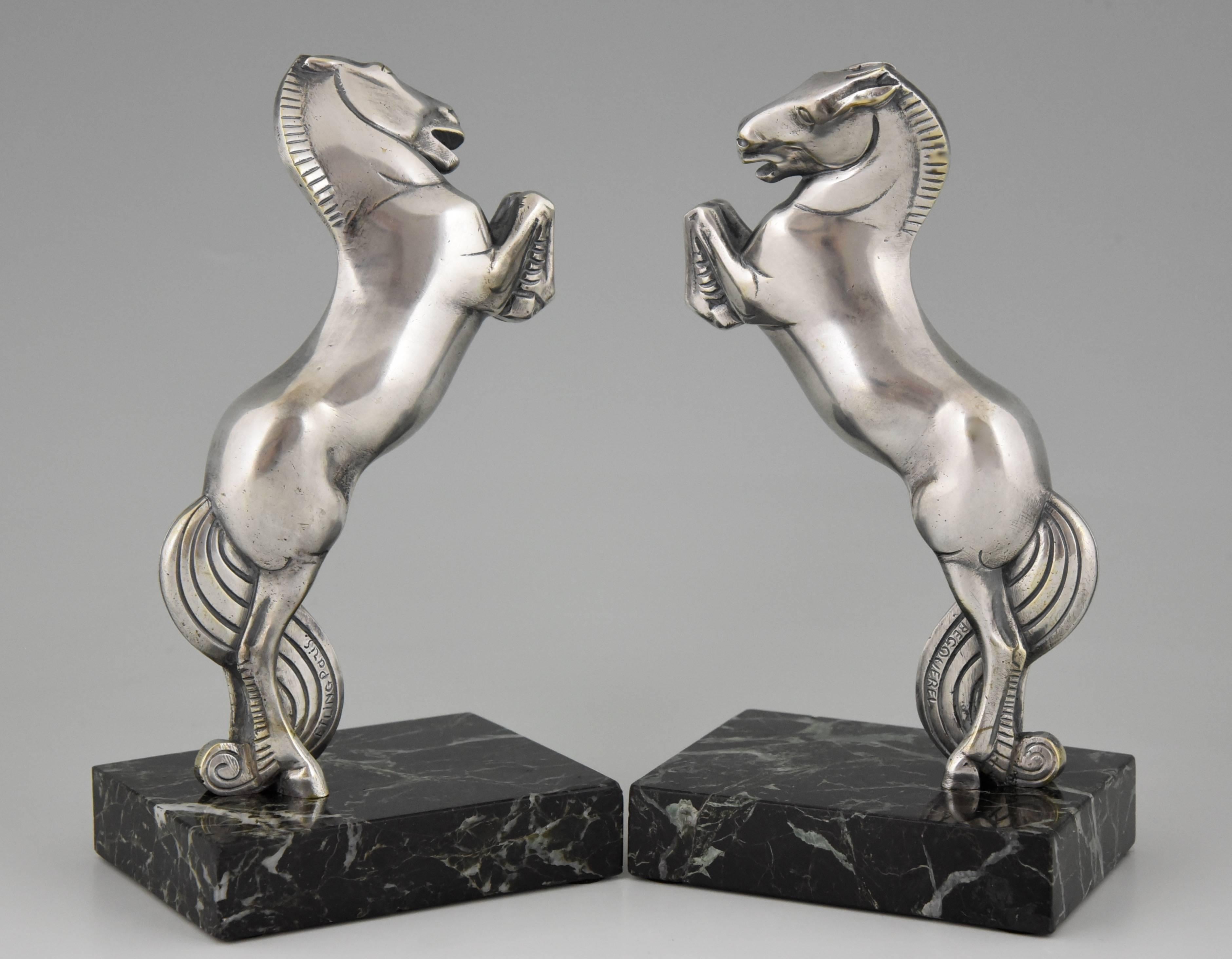 A pair of Art Deco silvered bronze horse bookends.

Artist/ Maker:
André Vincent Becquerel, 

Signature/ Marks:
Becquerel.
Etling Paris founders signature. 

Style:
Art Deco.

Date:
circa 1925-1930.

Material: 
Silvered bronze on a