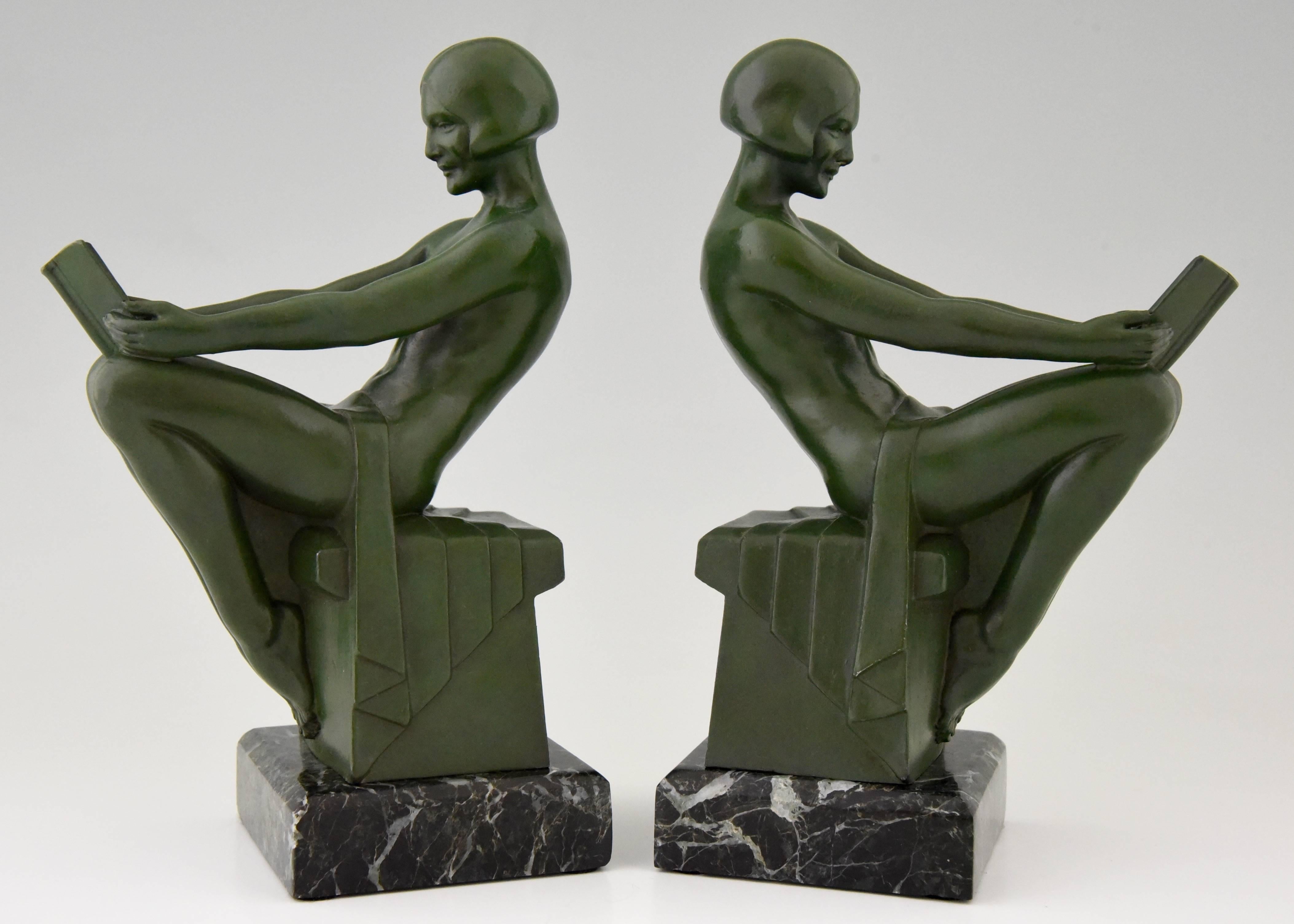 Elegant pair of Art Deco bookends with reading nudes in patinated metal on a green marble base by the famous French artist Max Le Verrier. 

Artist / Maker:
Max Le Verrier.
Signature / Marks:
M. Le Verrier. 
Style:
Art Deco.
