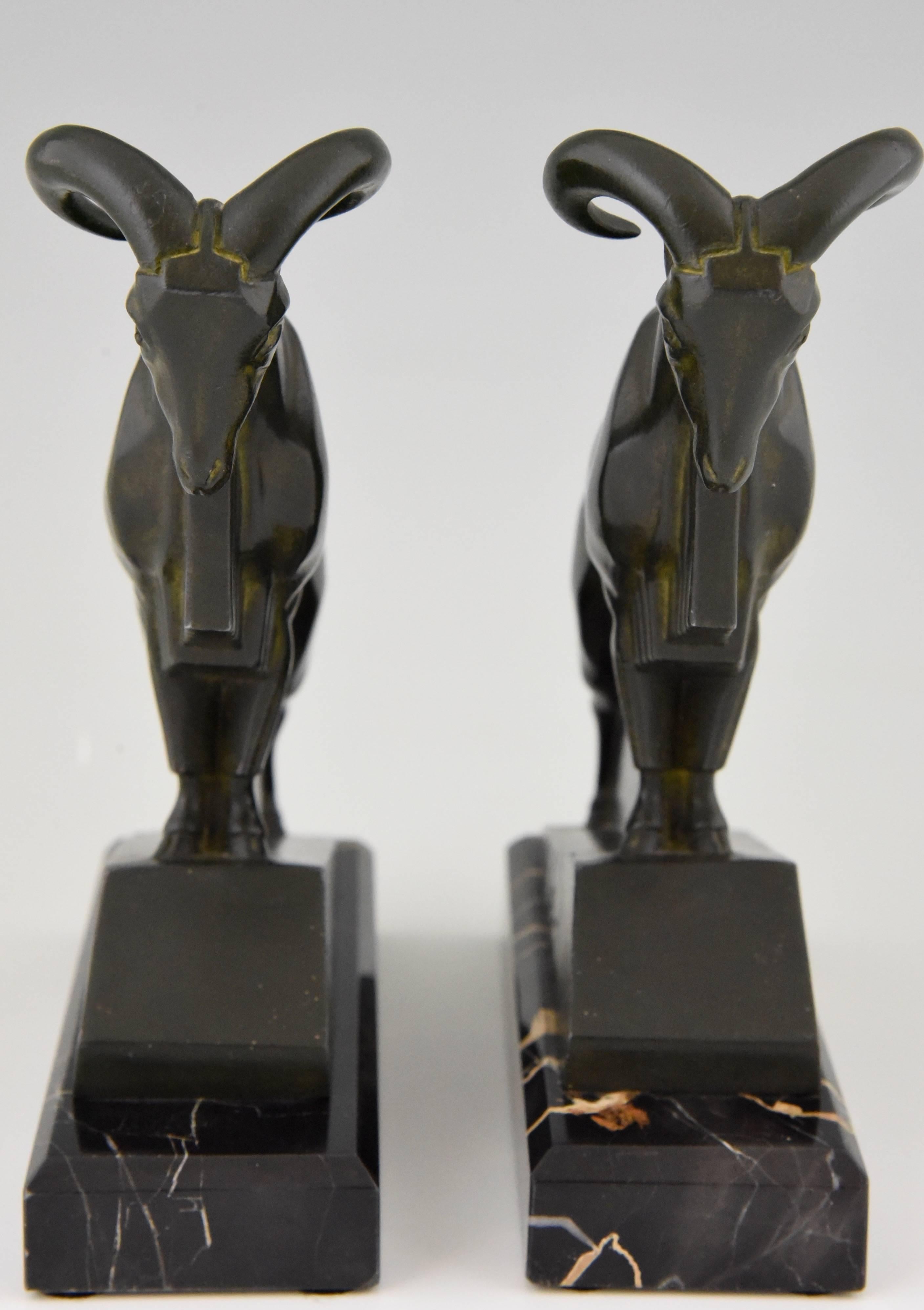 French Art Deco bookends modelled as rams on a portoro marble base signed by Max Le Verrier.

Artist / maker:
Max Le Verrier.
Signature / marks:
M. Le Verrier. 
Style:
Art Deco. 
Date:
1930.
Material:
Green patinated metal.  Portor marble