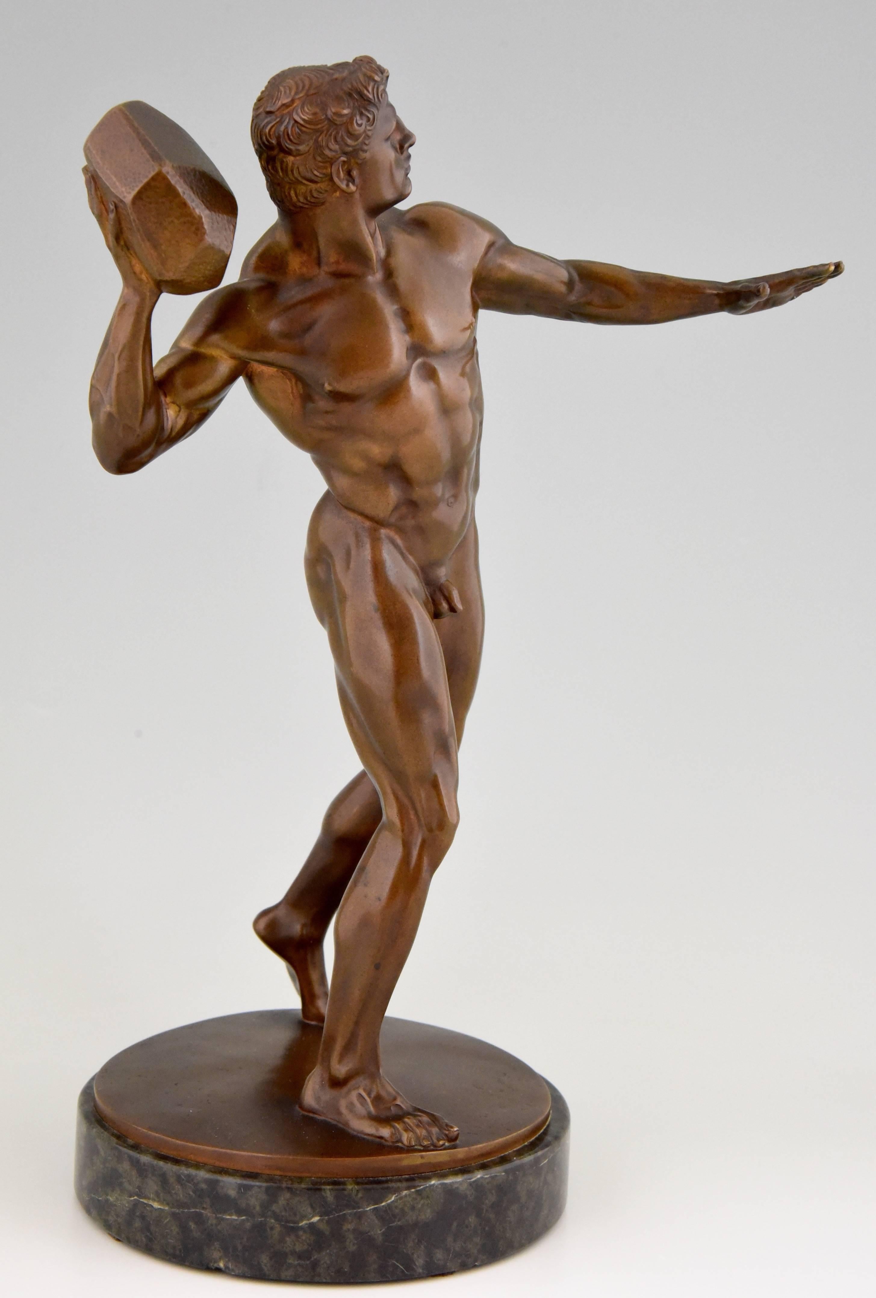 Antique sculpture of a male nude throwing a stone by the Swiss artist Hugo Siegwart (1865-1938) He worked in Germany and France. 

Artist / Maker:
Hugo Siegwart
Signature / Marks:
Unsigned.
Style:
Romantic..
Date:
1900. 
Material:
Bronze