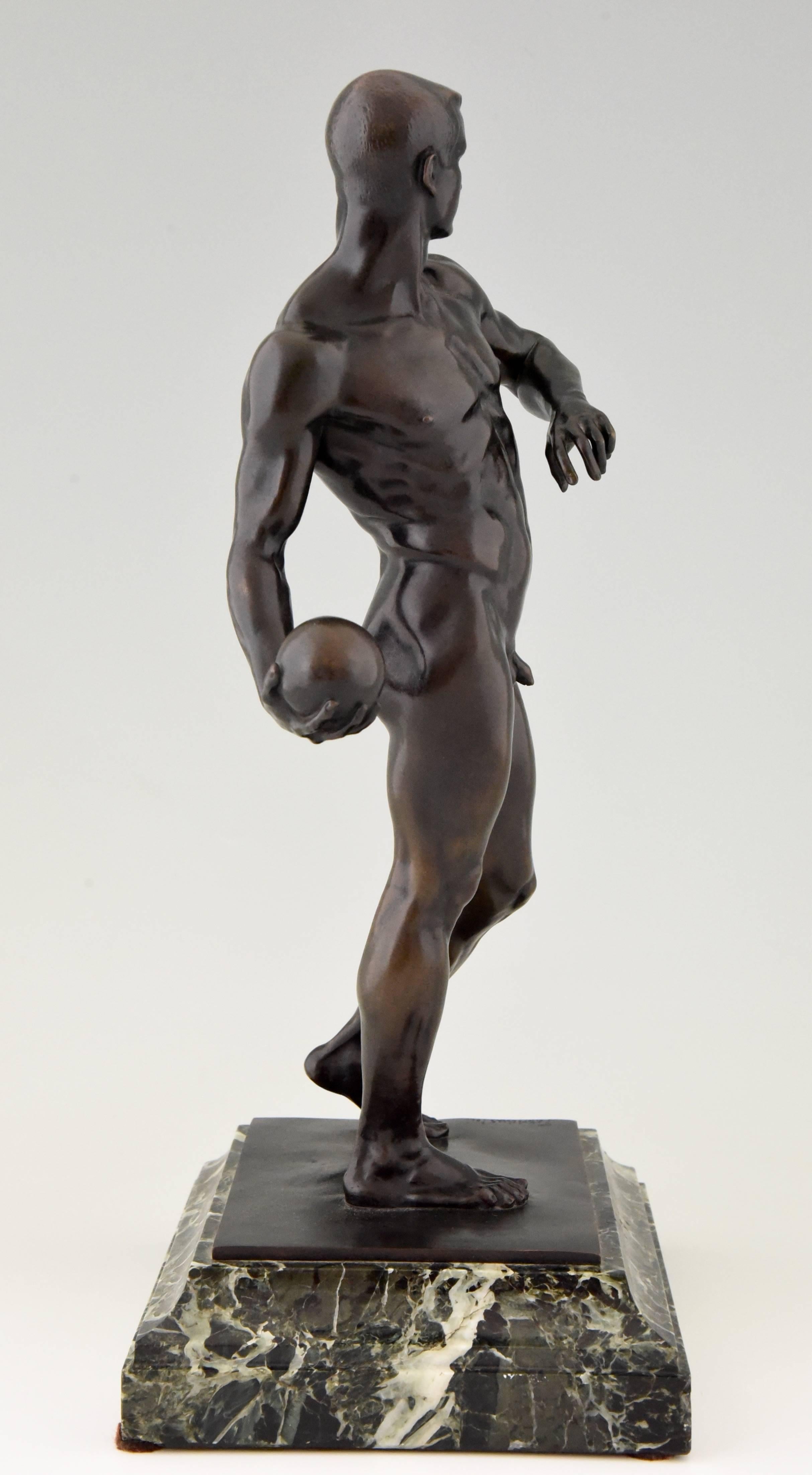 Antique Bronze Sculpture of a Male Nude, Athlete with Ball by Fabricius, 1904 In Excellent Condition In Antwerp, BE