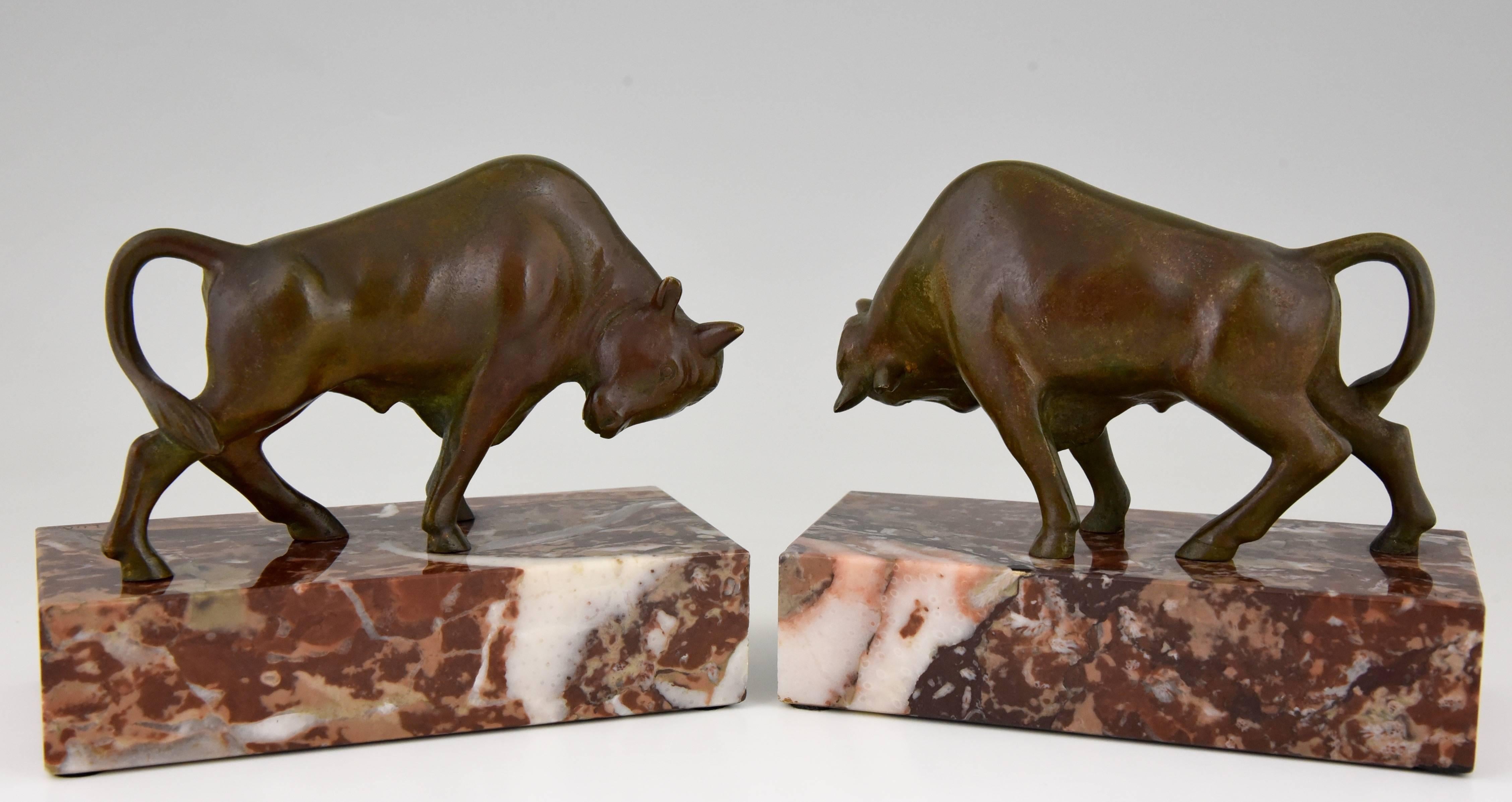 Very nice pair of Art Deco bronze bull bookends on a marble base. Signed by the French artist Luc.

Art Deco bronze bull bookends.

Artist/Maker:
Luc
Signature/Marks:
Luc
Style:
Art Deco.
Date:
1920/1930.
Material:
Bronze with brown