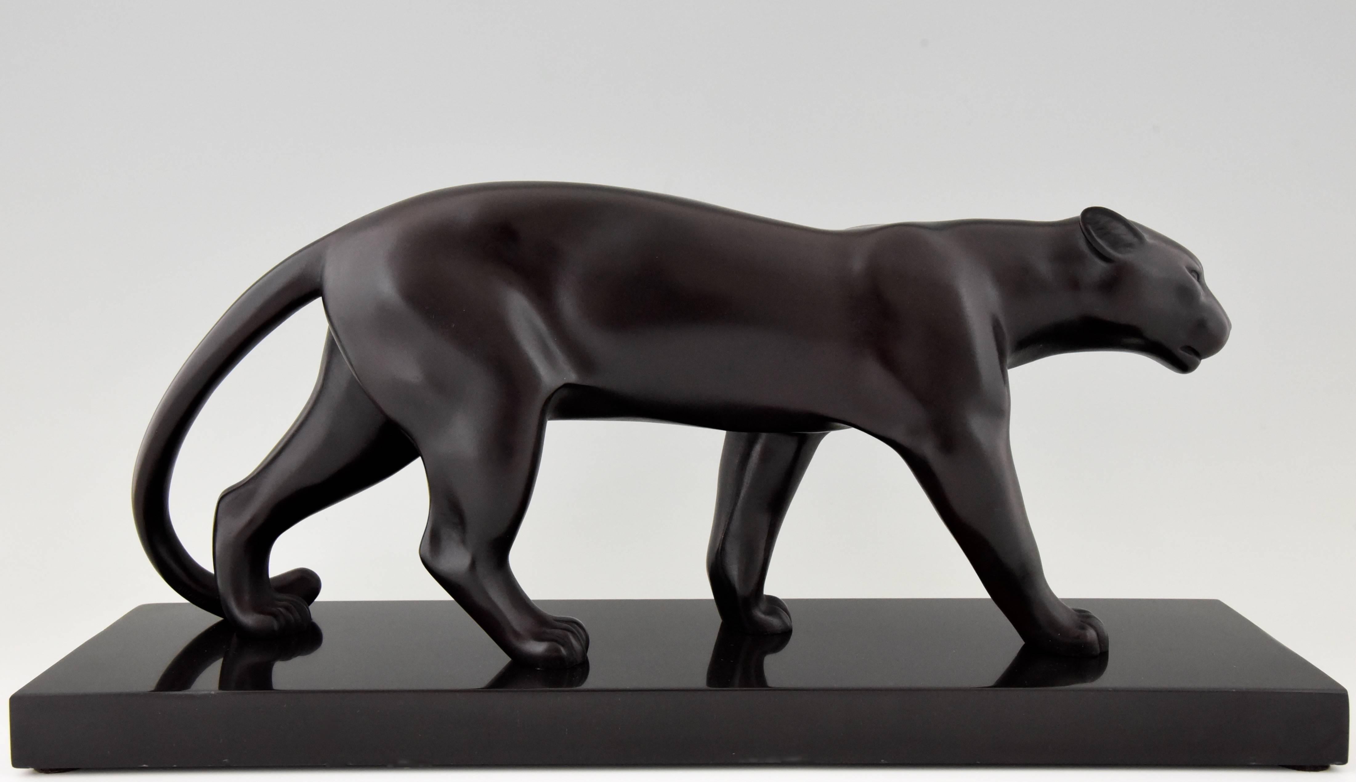 Stylish Art Deco bronze panther sculpture by the French artist Emile Louis Bracquemond. The walking panther stands on a black Belgian marble base. 

Artist/ maker:
Emile Louis Bracquemond.
Signature/ marks:
Bracquemond.  Etling Paris.