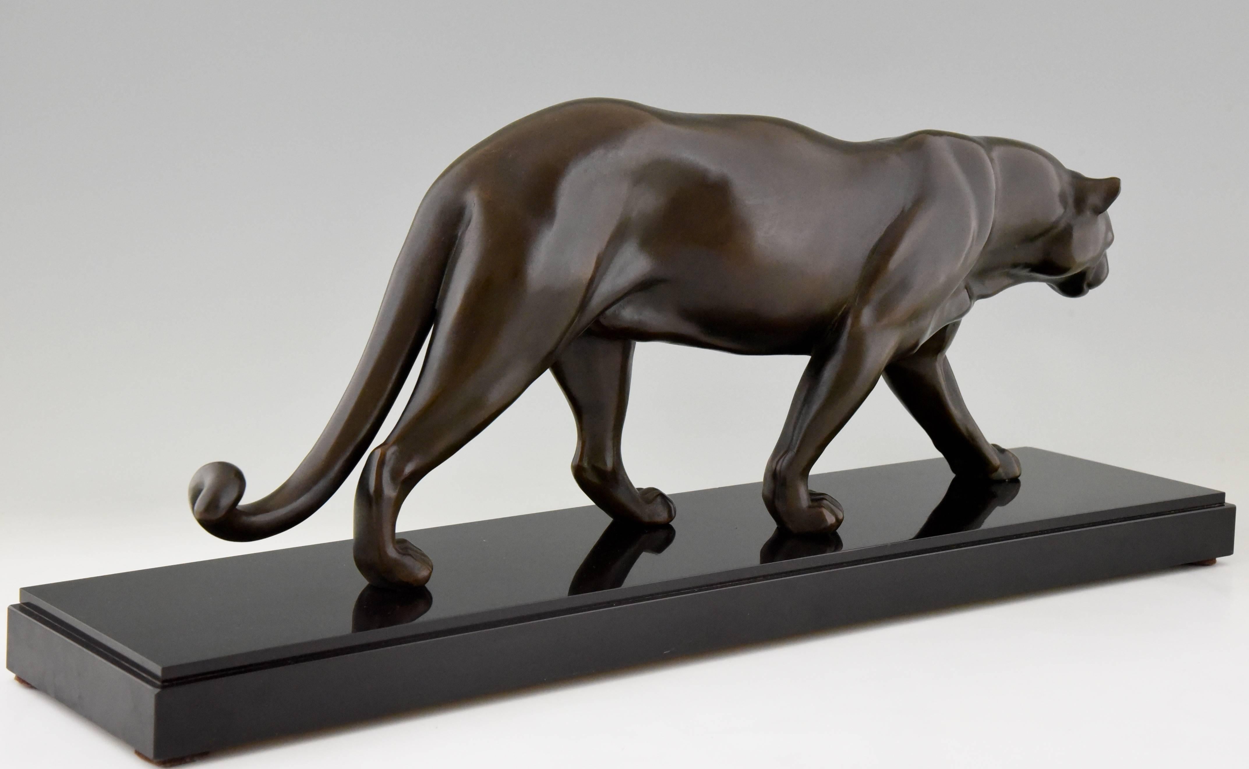Sculpture Art Déco française d'une panthère signée Rulas:: 1930 Excellent état à Antwerp, BE