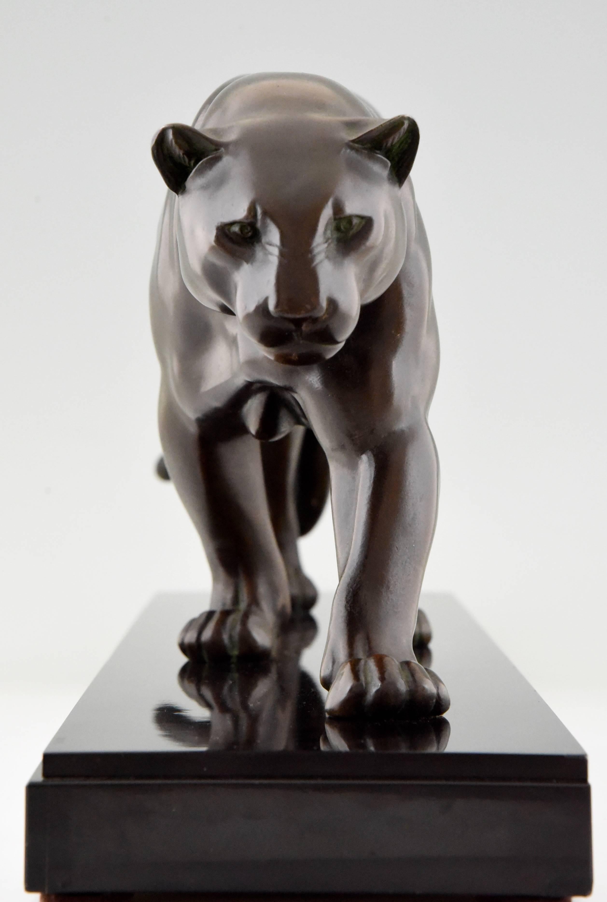 Français Sculpture Art Déco française d'une panthère signée Rulas:: 1930