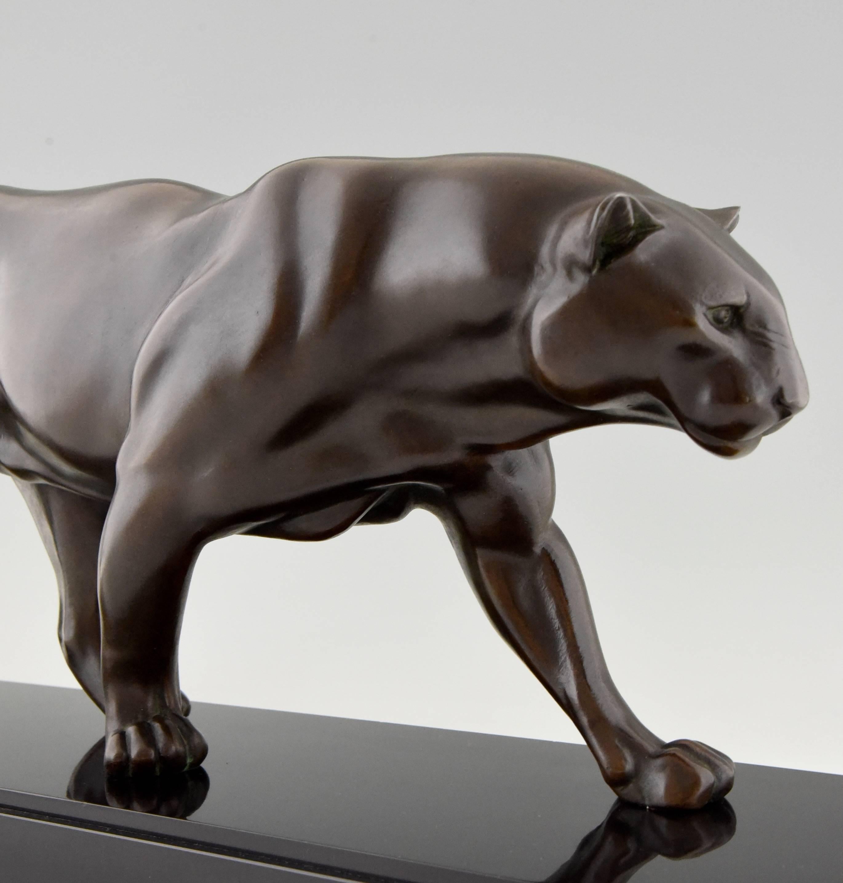Sculpture Art Déco française d'une panthère signée Rulas:: 1930 1