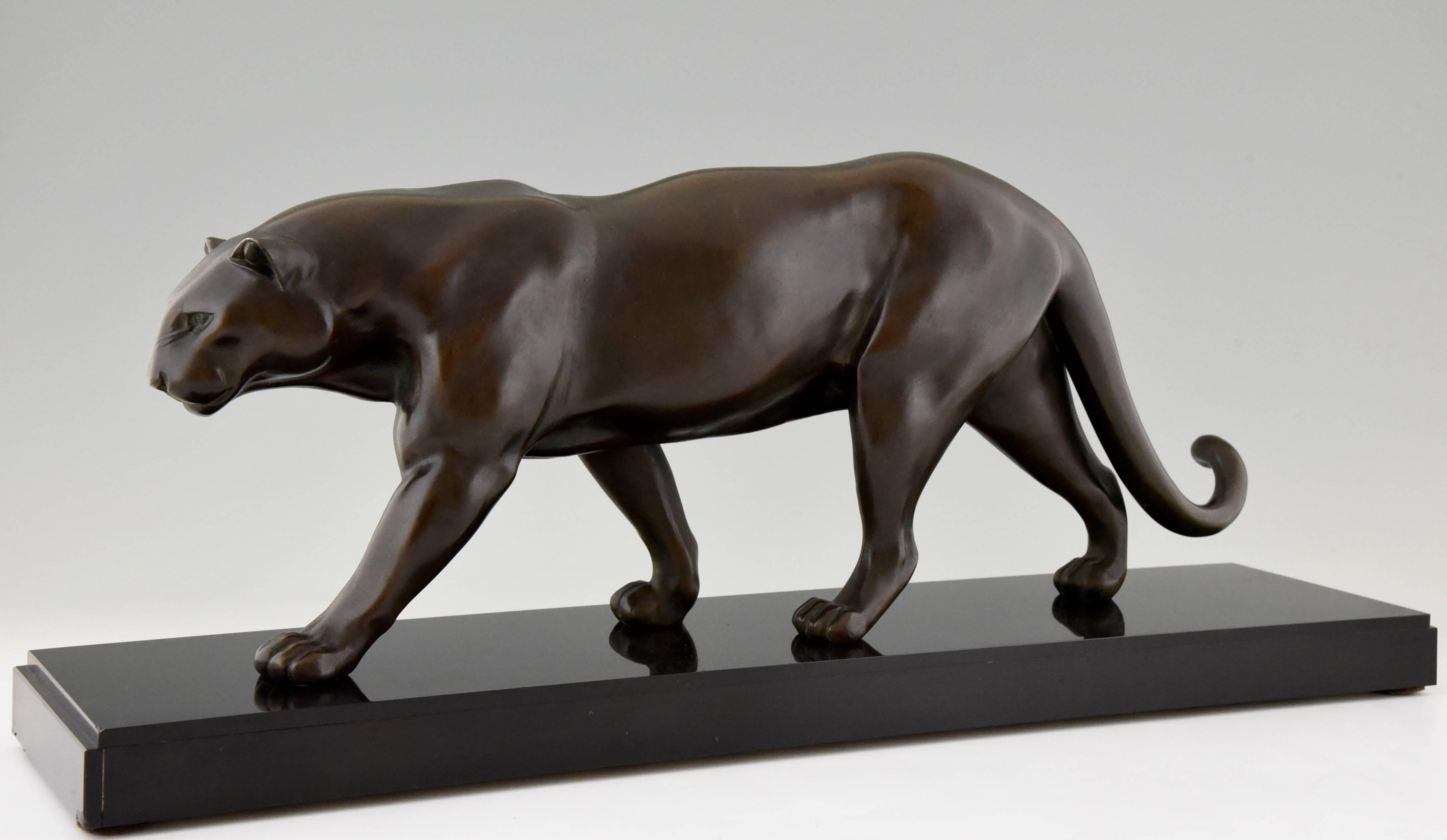 Patiné Sculpture Art Déco française d'une panthère signée Rulas:: 1930